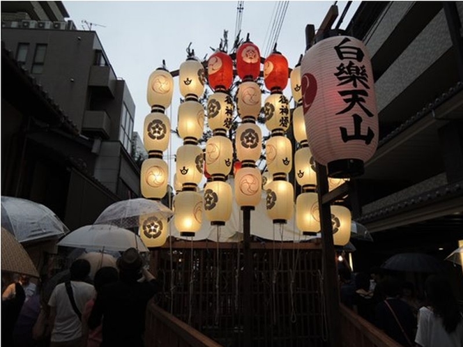 祇園祭りの鉾の立つ通りまで徒歩1分。