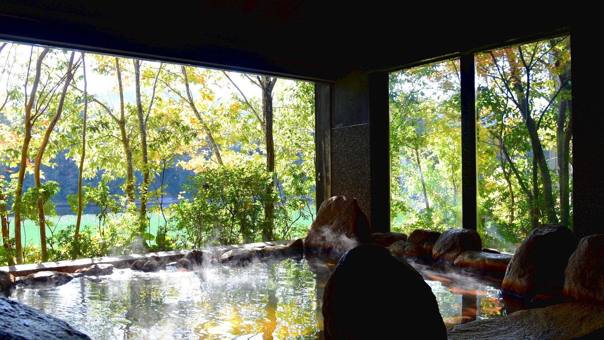 ・美しい湖畔の風景を眺めながらの湯あみをどうぞ