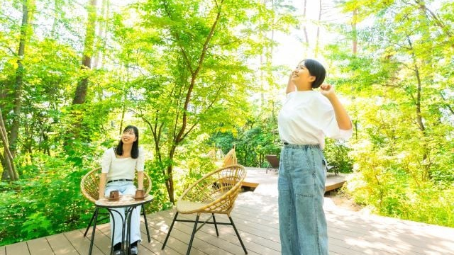 新緑の中で深呼吸（陽だまりデッキ）
