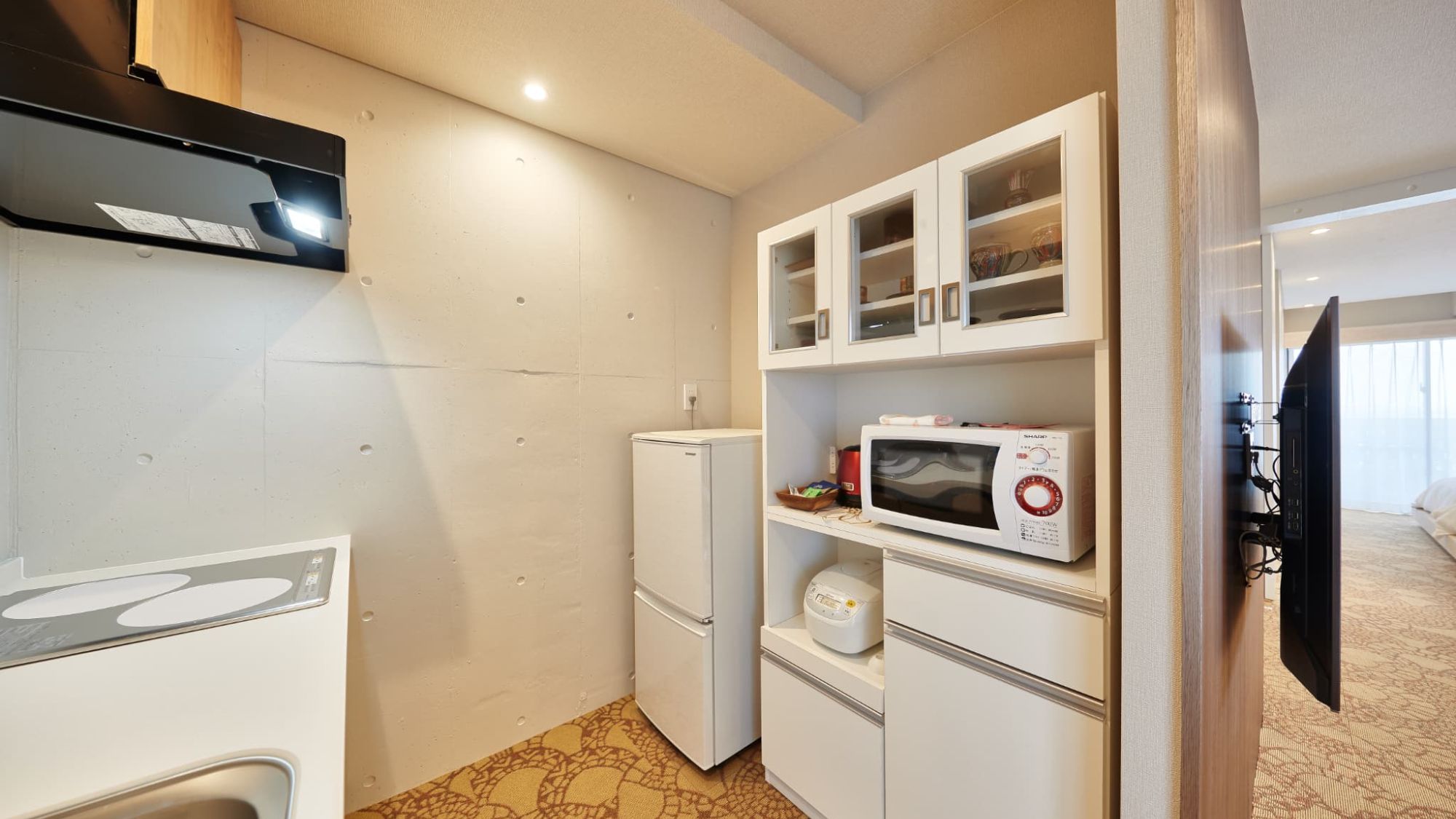 【デラックスツイン/45㎡/禁煙】電子レンジ等も完備されたキッチン。長期滞在にも対応。