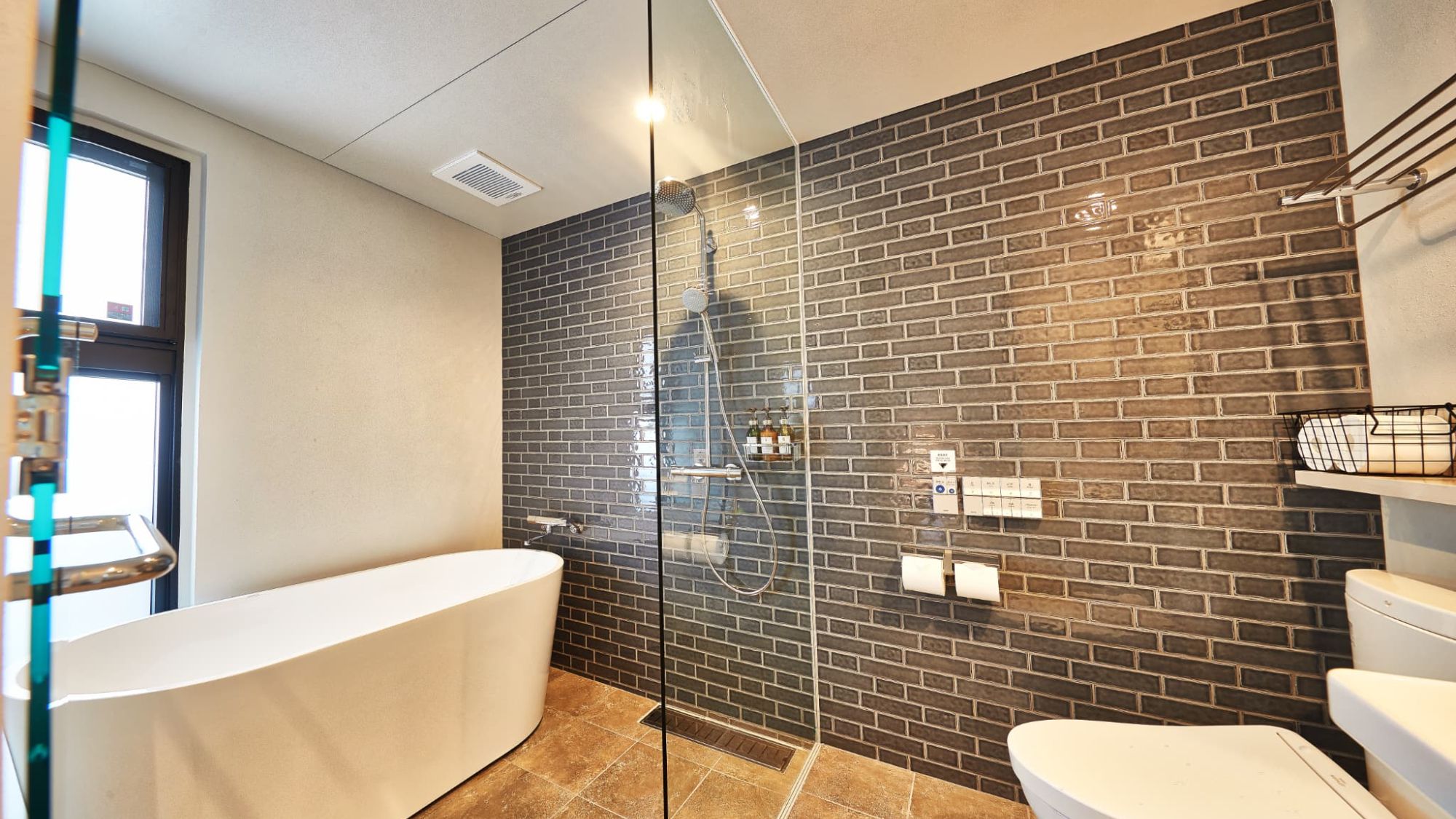 【デラックスツイン/45㎡/禁煙】ガラス張りのバスルーム。清潔感と開放感を両立。