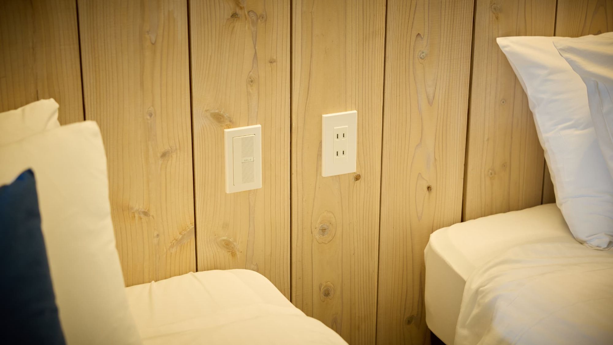 【トリプルルーム いちちの部屋/45㎡/禁煙】ベッド横には便利なコンセント