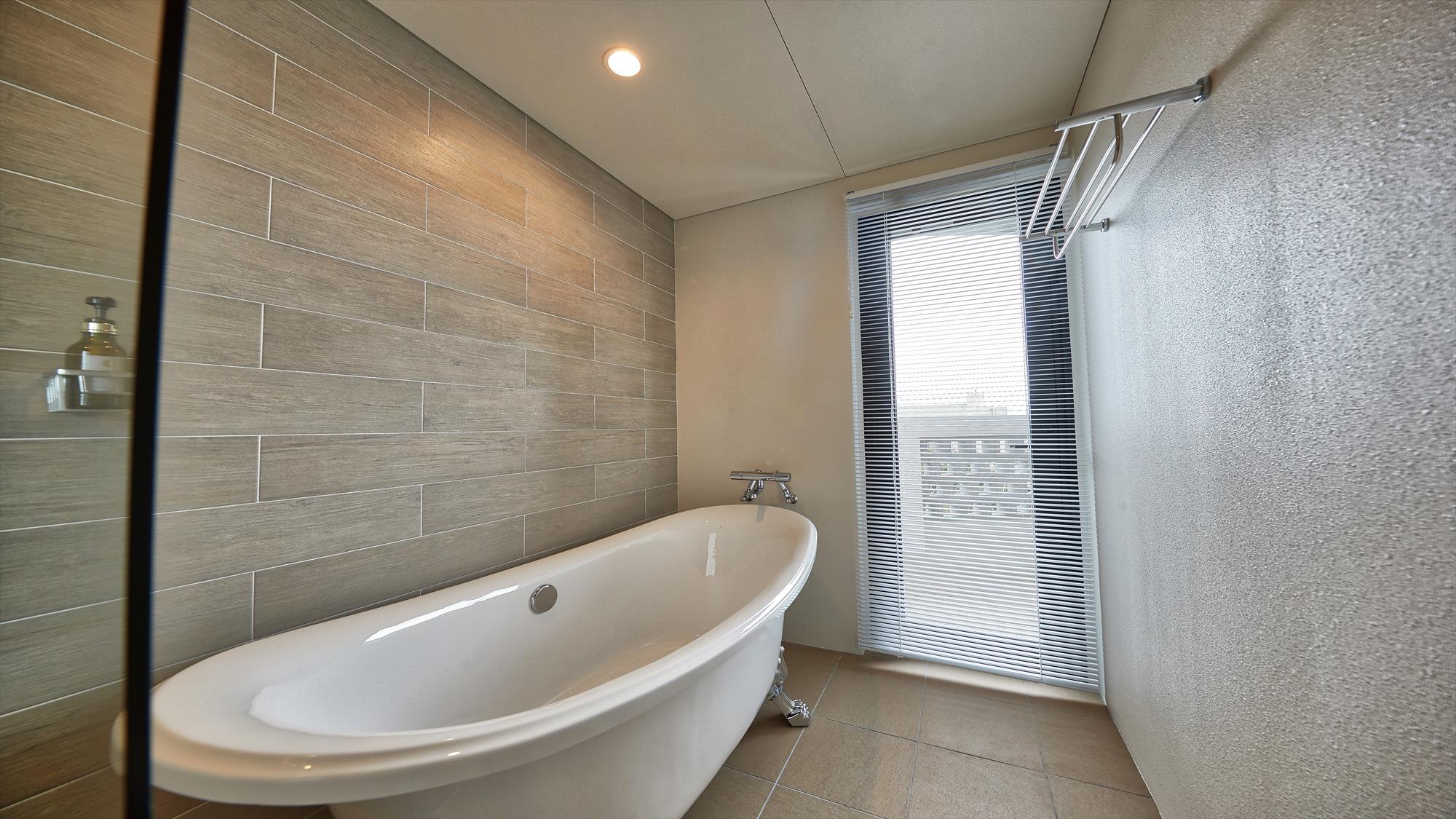 【トリプルルーム/45㎡/てぃーちのへや】明るくモダンなバスルーム。一日の疲れを癒やす快適な空間。