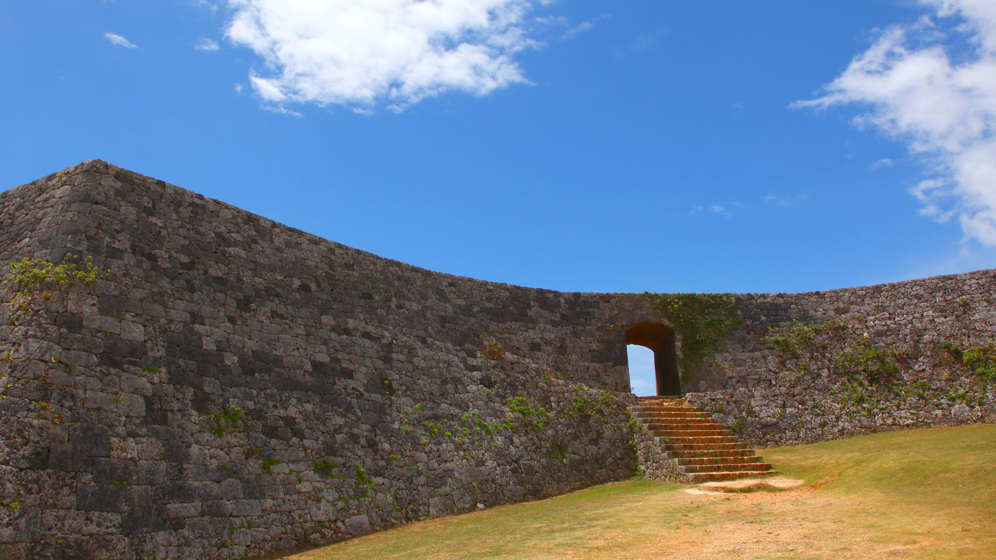 【座喜味城跡】当館から車で約4分