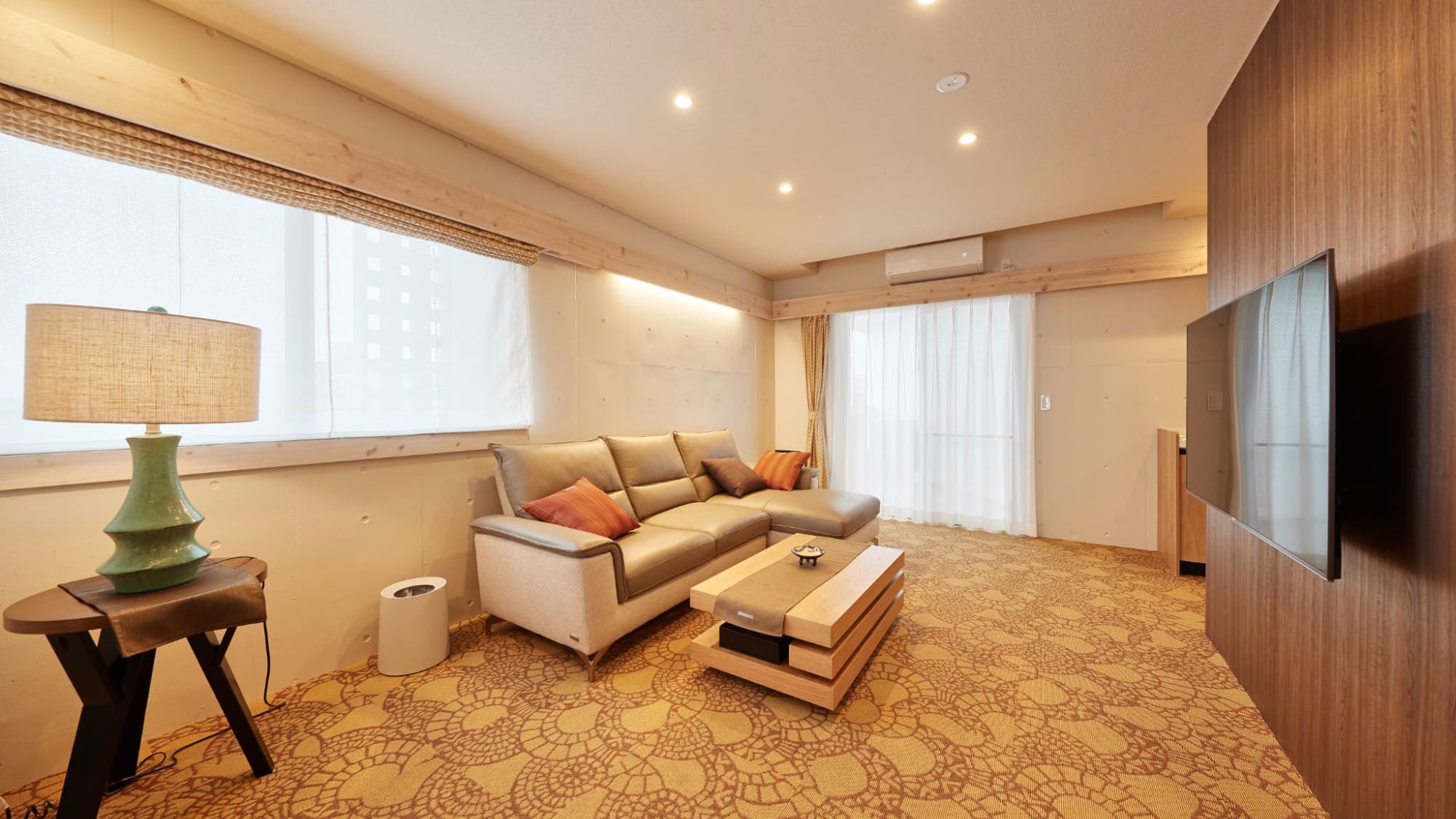 【デラックスツイン/45㎡/禁煙】温もりあるブラウンのインテリア。ゆったり広々リビング。