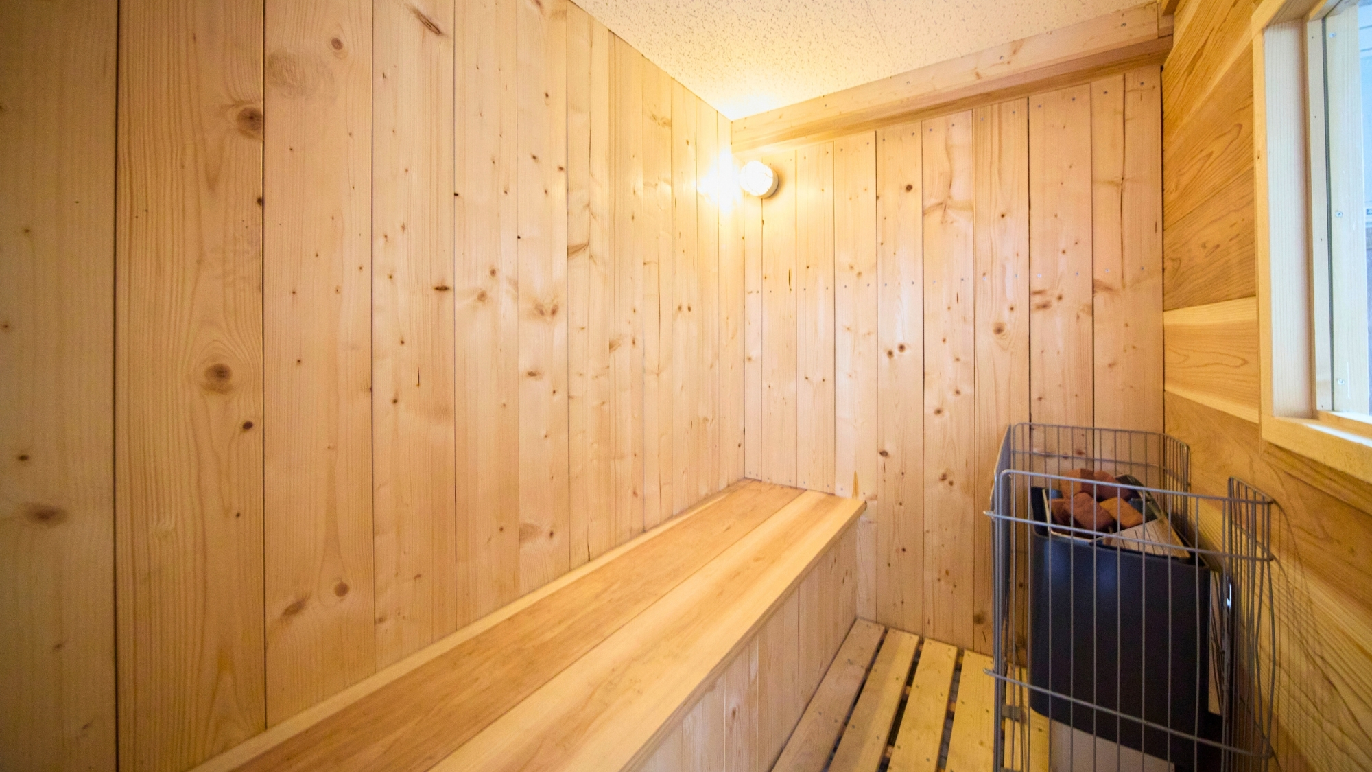 木の温もりあるサウナルーム