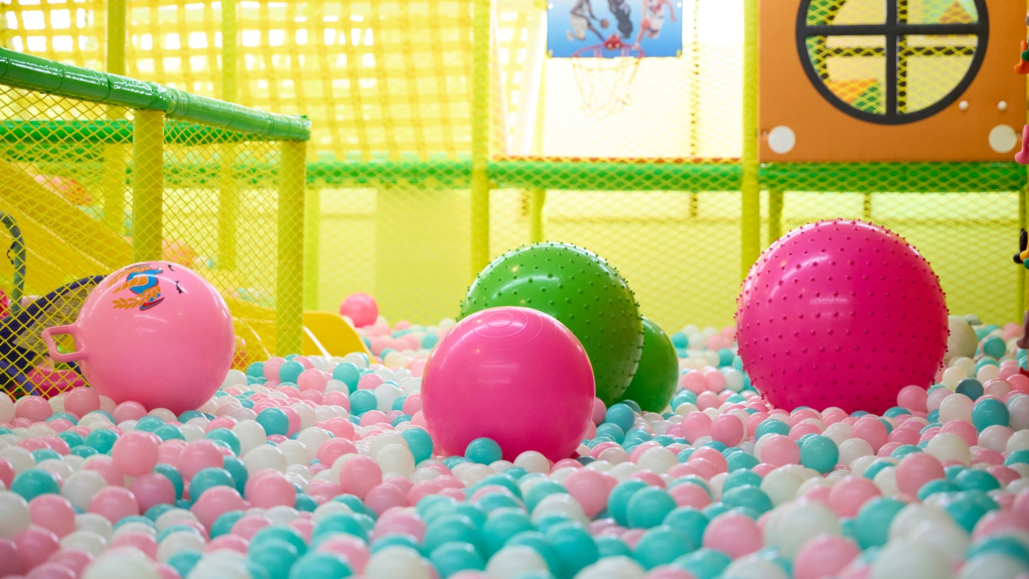 キッズスペース　カラフルなボールプール