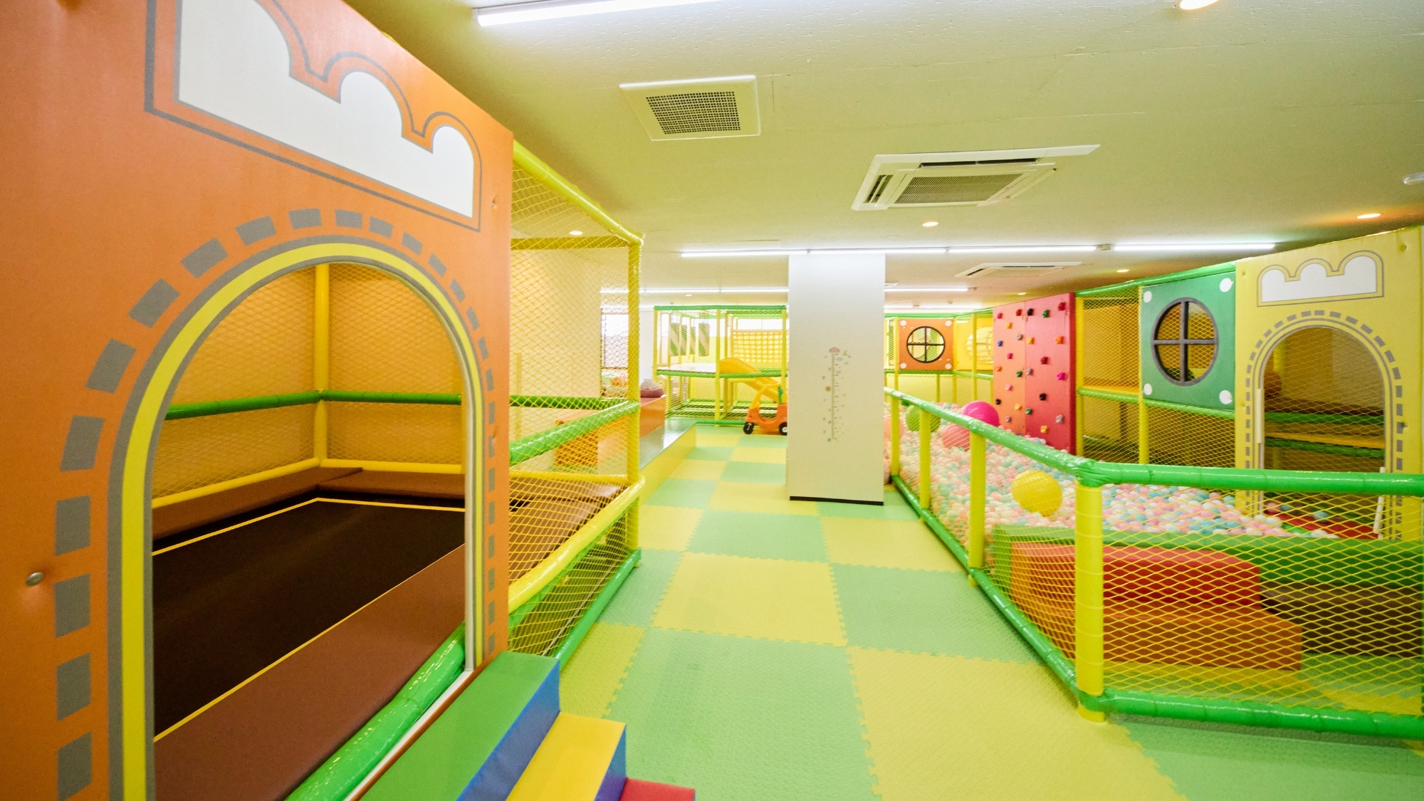 キッズスペース　トンネル付きキッズプレイルーム