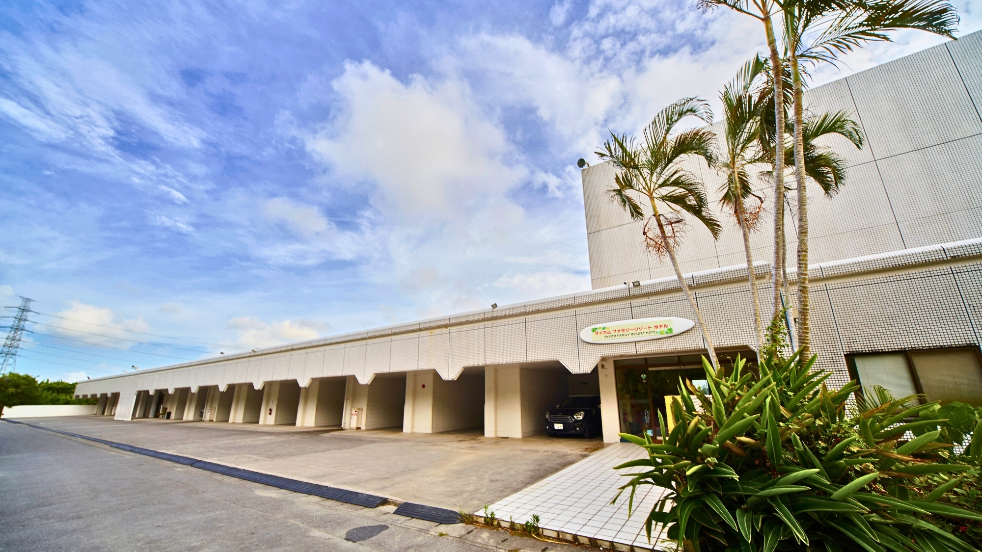 広々としたホテル外観