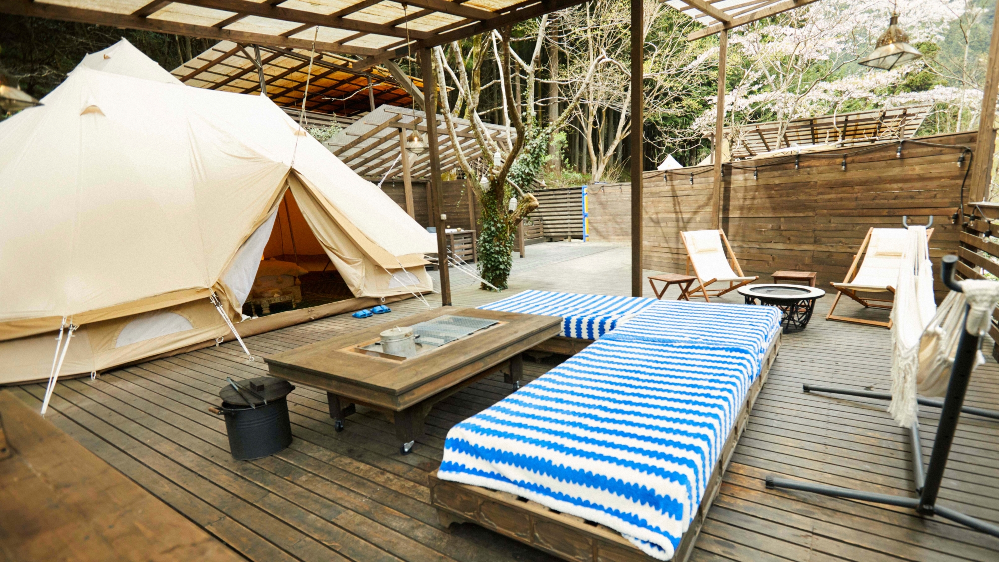 *【SITE_B／デッキ】開放感あふれるデッキで優雅な朝を迎える。