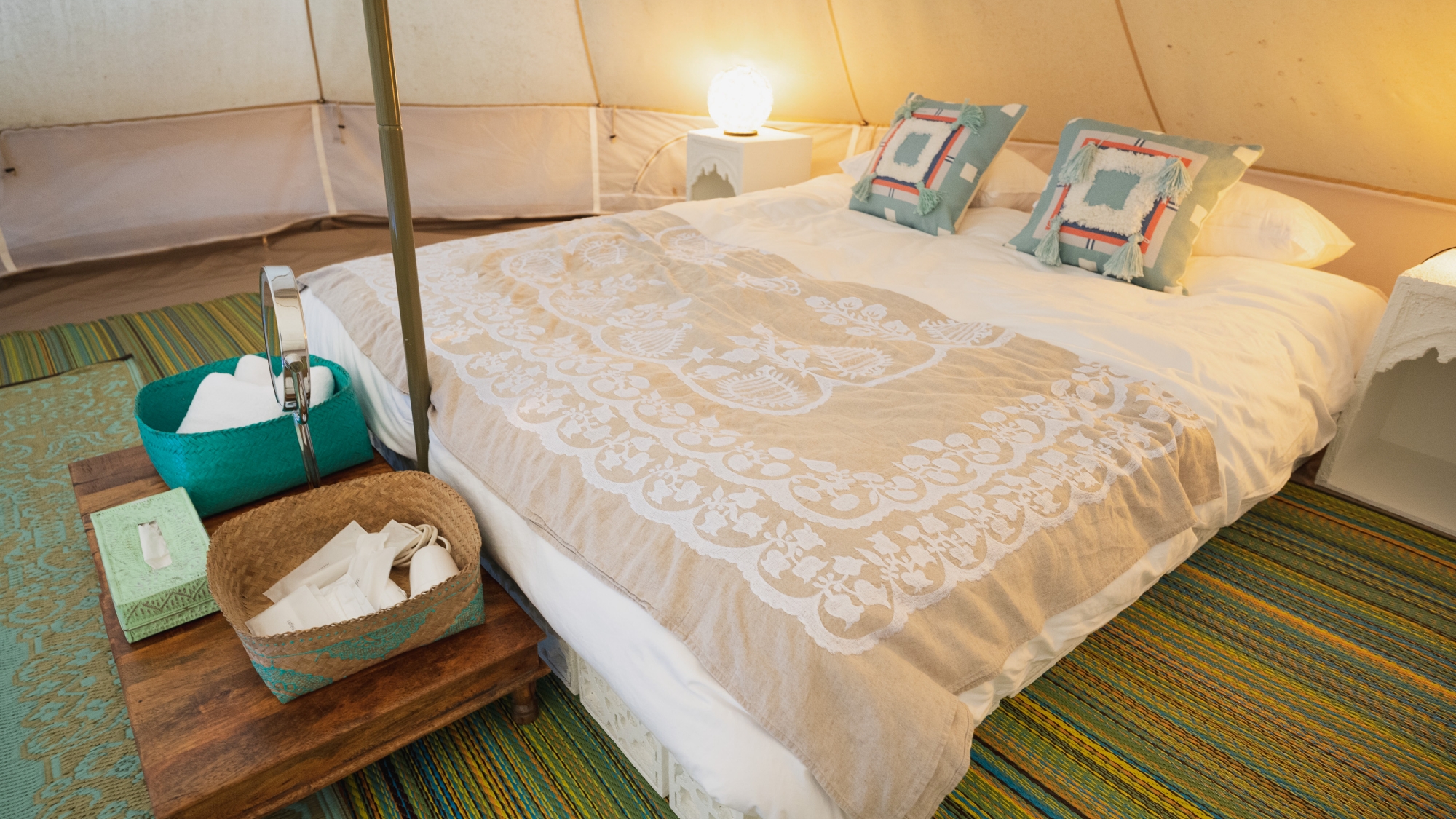 *【SITE_C／テント内】ぬくもり感じる上質ベッドで心も体もリラックス。