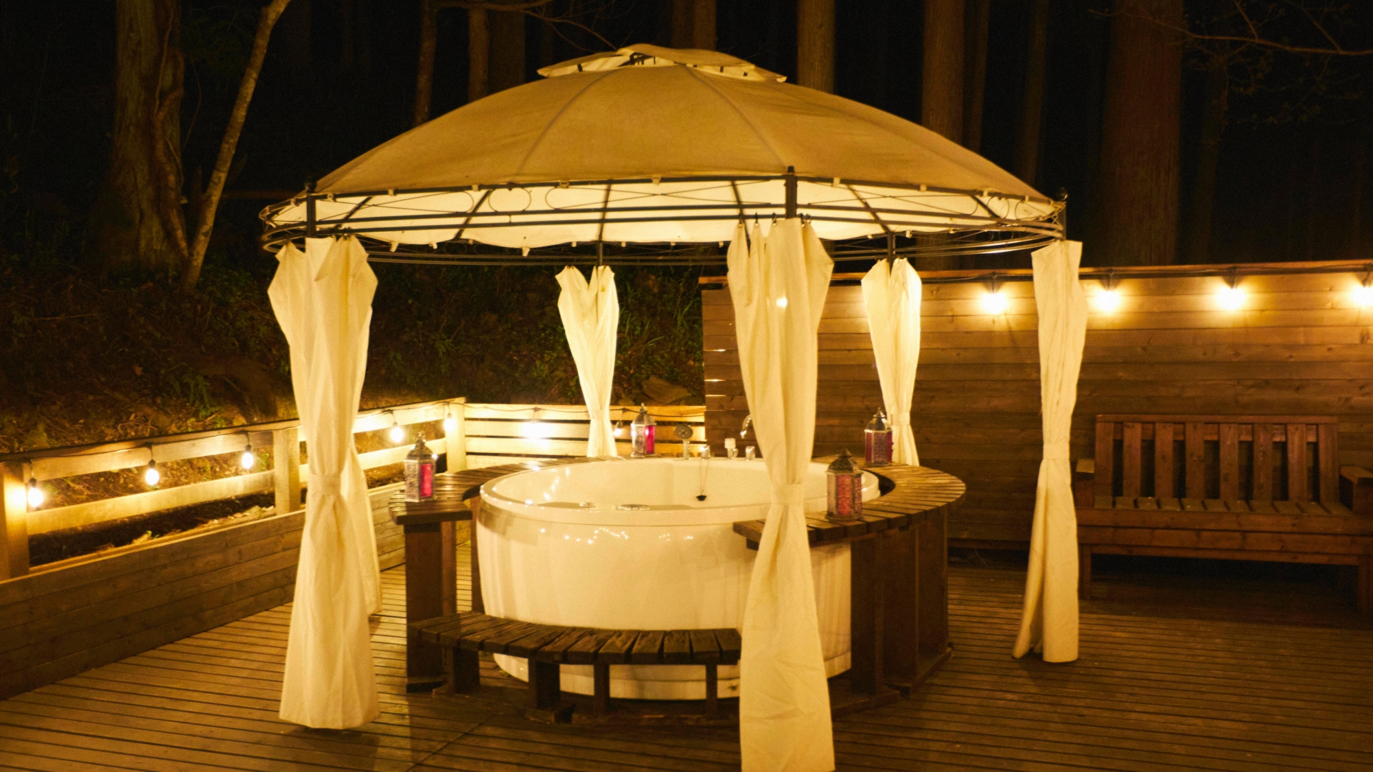 *【SITE_A／ジャグジー】ジャグジーとランタンが照らす癒しの夜時間。