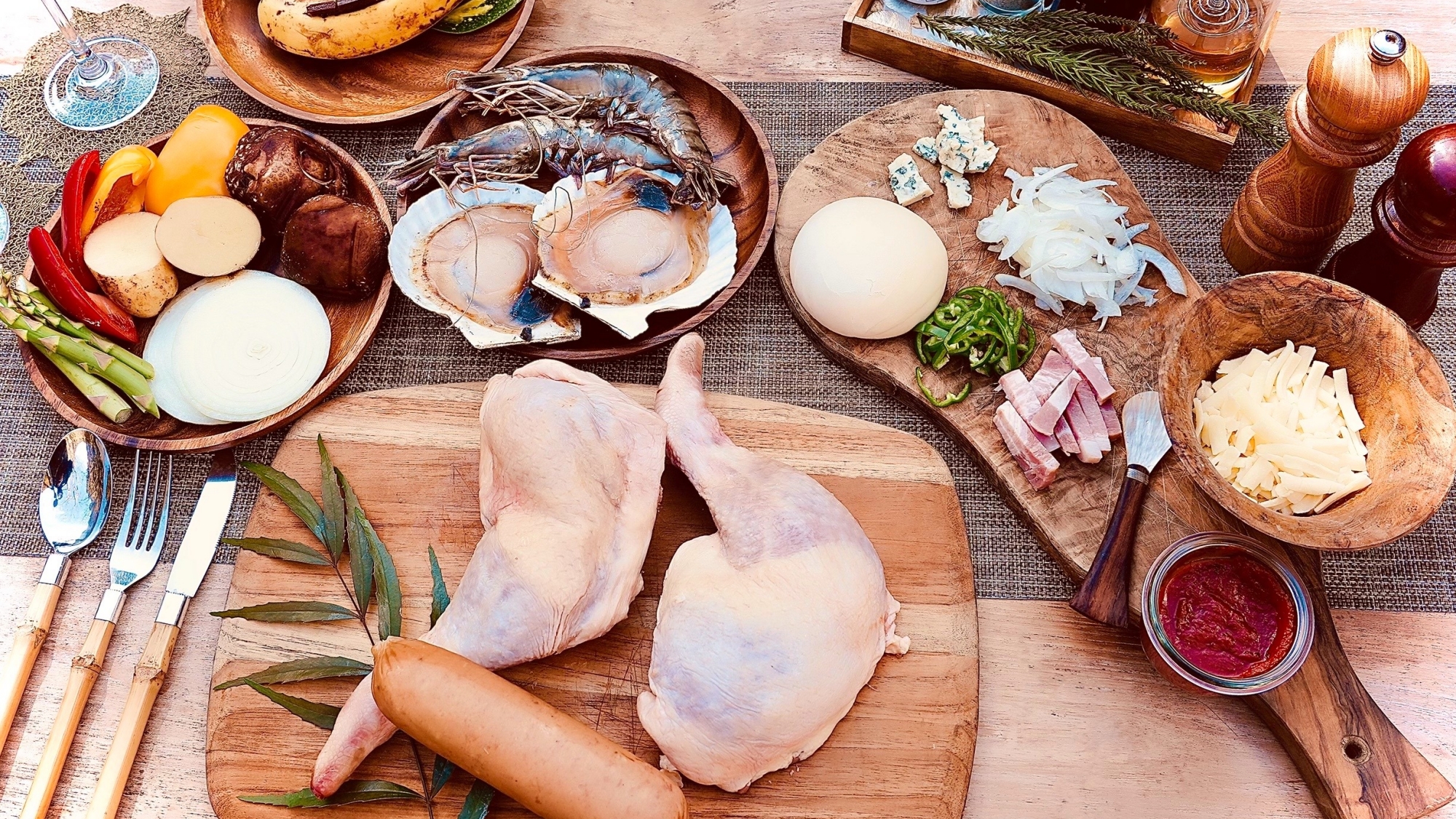 *【BBQメニュー】日南鶏のもも肉と極太フランクのセット。
