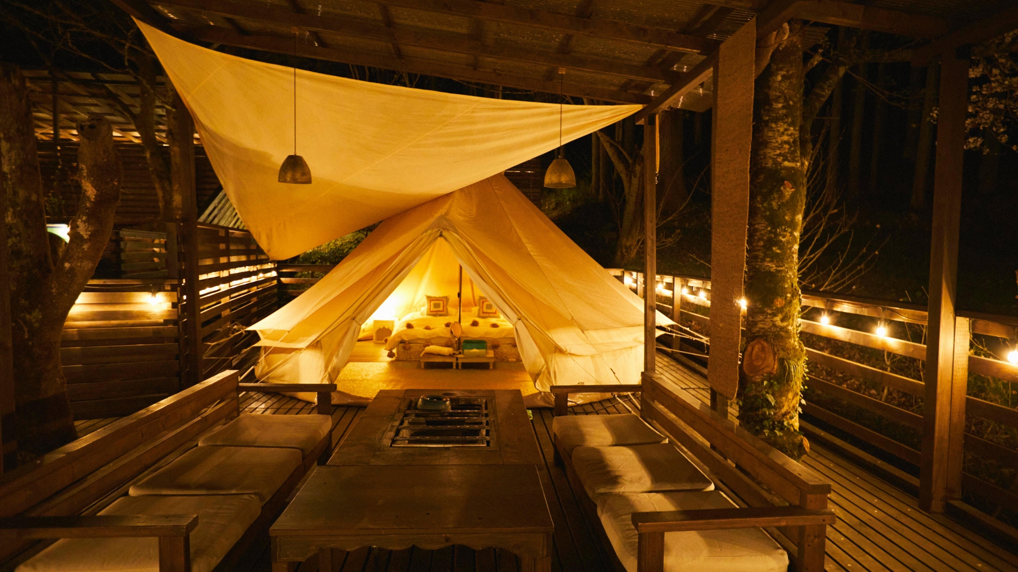 *【SITE_C／デッキ】ライトに照らされた幻想的な夜のテントステイ。