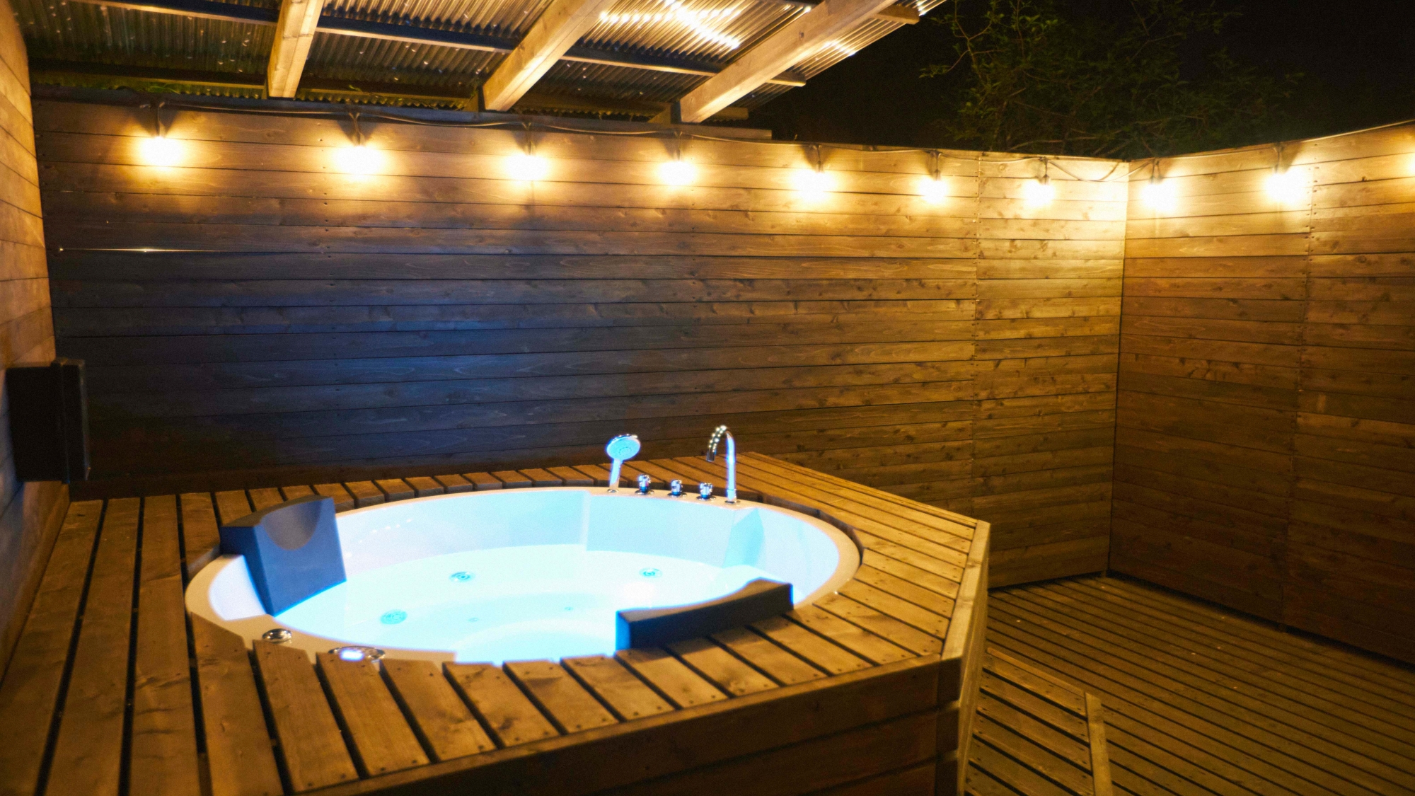 *【SITE_D／ジャグジー】夜のひとときを彩るラグジュアリーな空間。