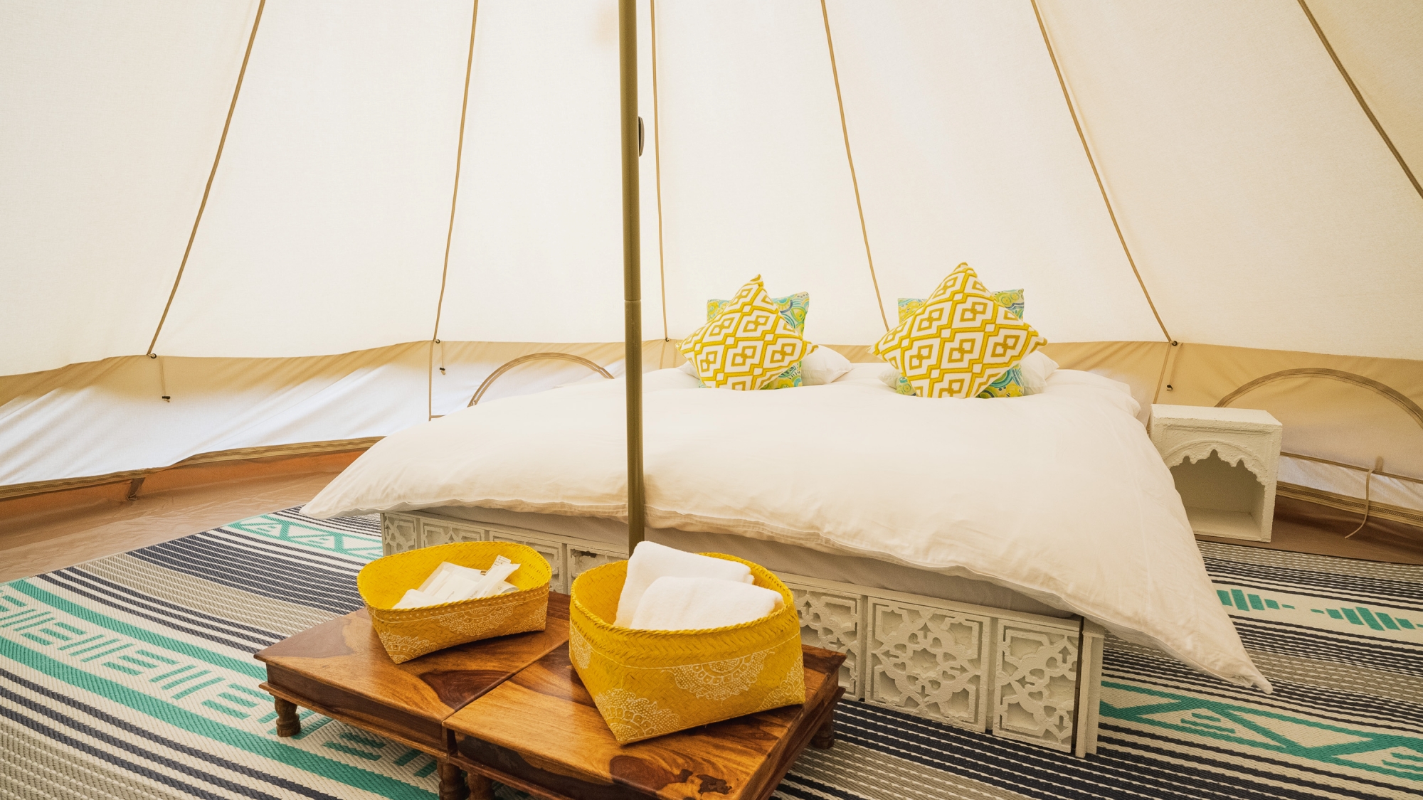 *【SITE_D／テント内】優雅なベッドで贅沢な眠りをお届けします。