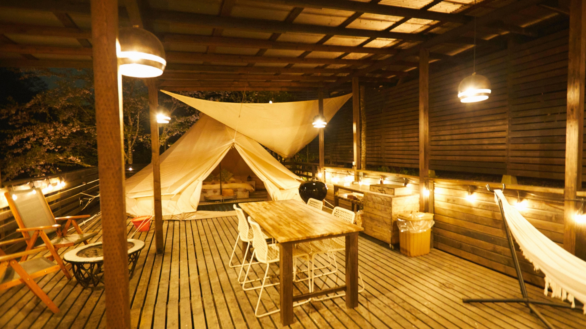 *【SITE_D／デッキ】夜風に包まれる照明付きテラスで贅沢なひととき。