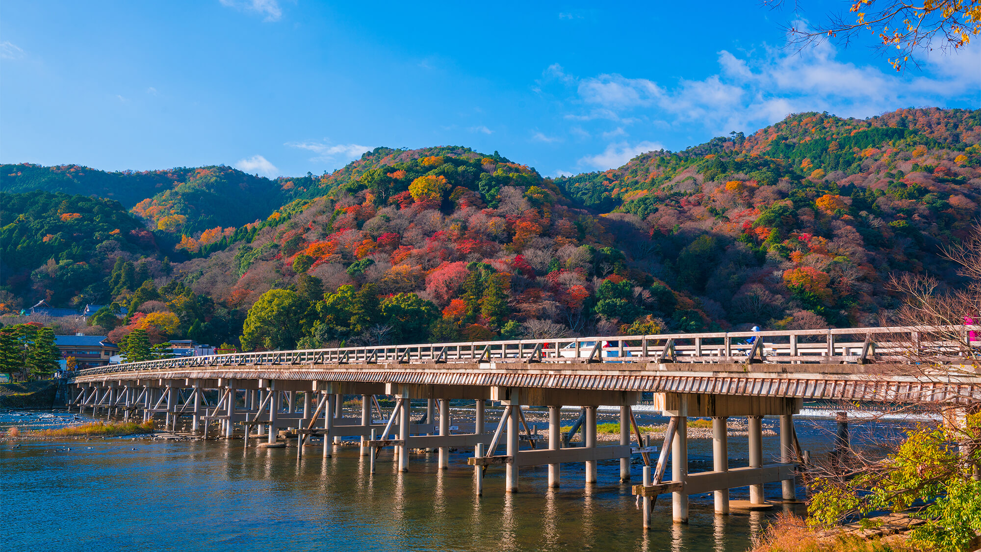 【嵐山 渡月橋(とげつきょう)】紅葉の名所と知られる嵐山。山々が艶やかに色づく秋
