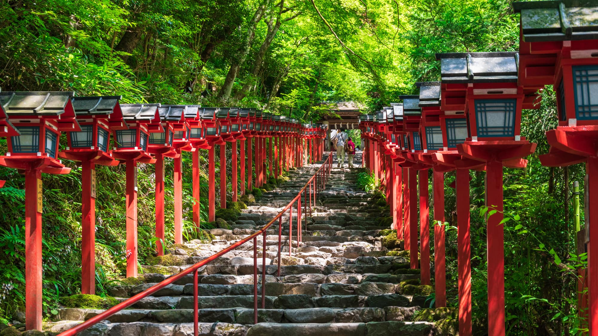 【貴船神社】清々しい緑に囲まれた古社。「縁結び」のパワースポットとしても人気のスポット