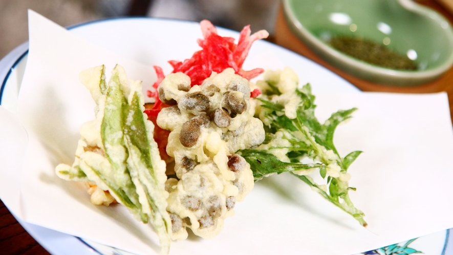 夕食一例◆山菜の天ぷら