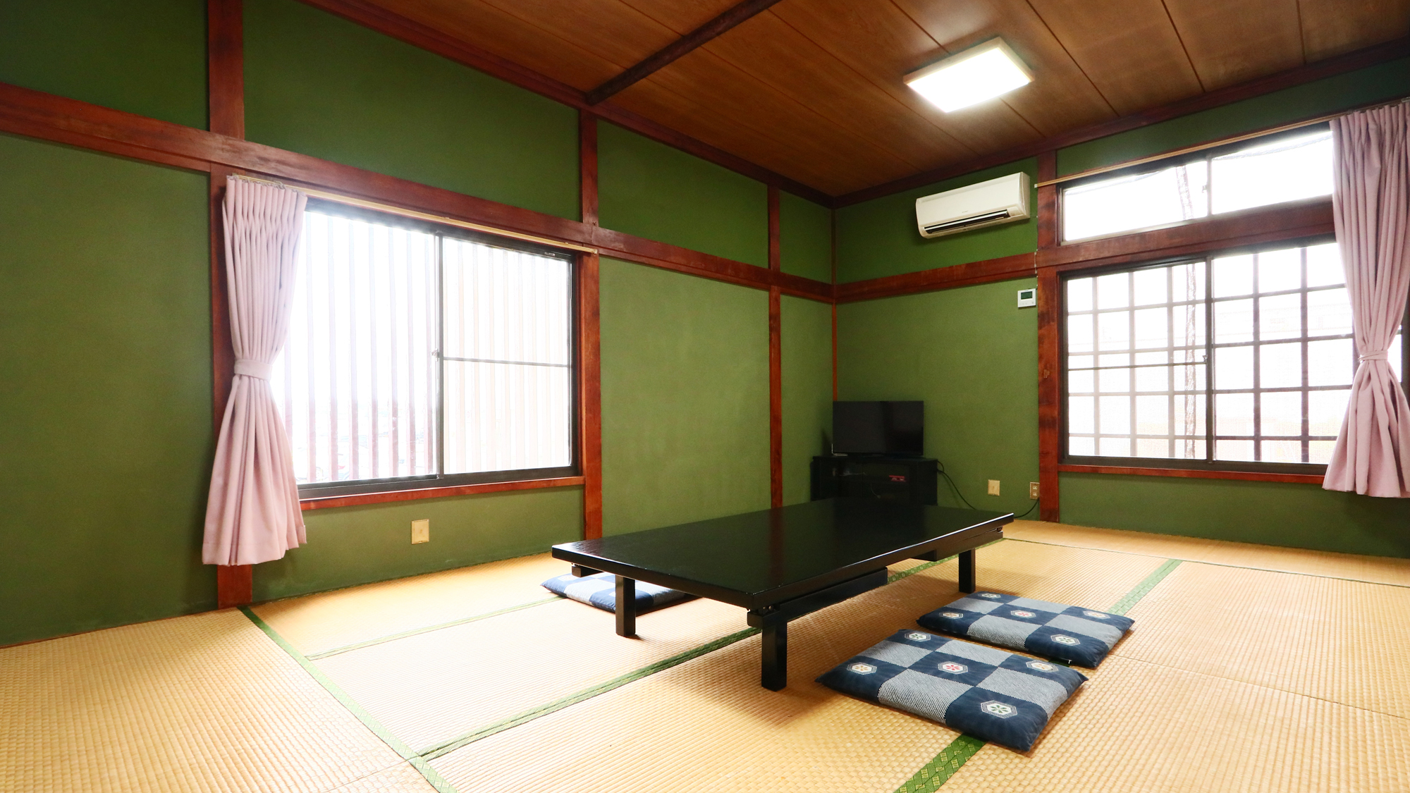 ゆったり寛げる12畳和室です。*