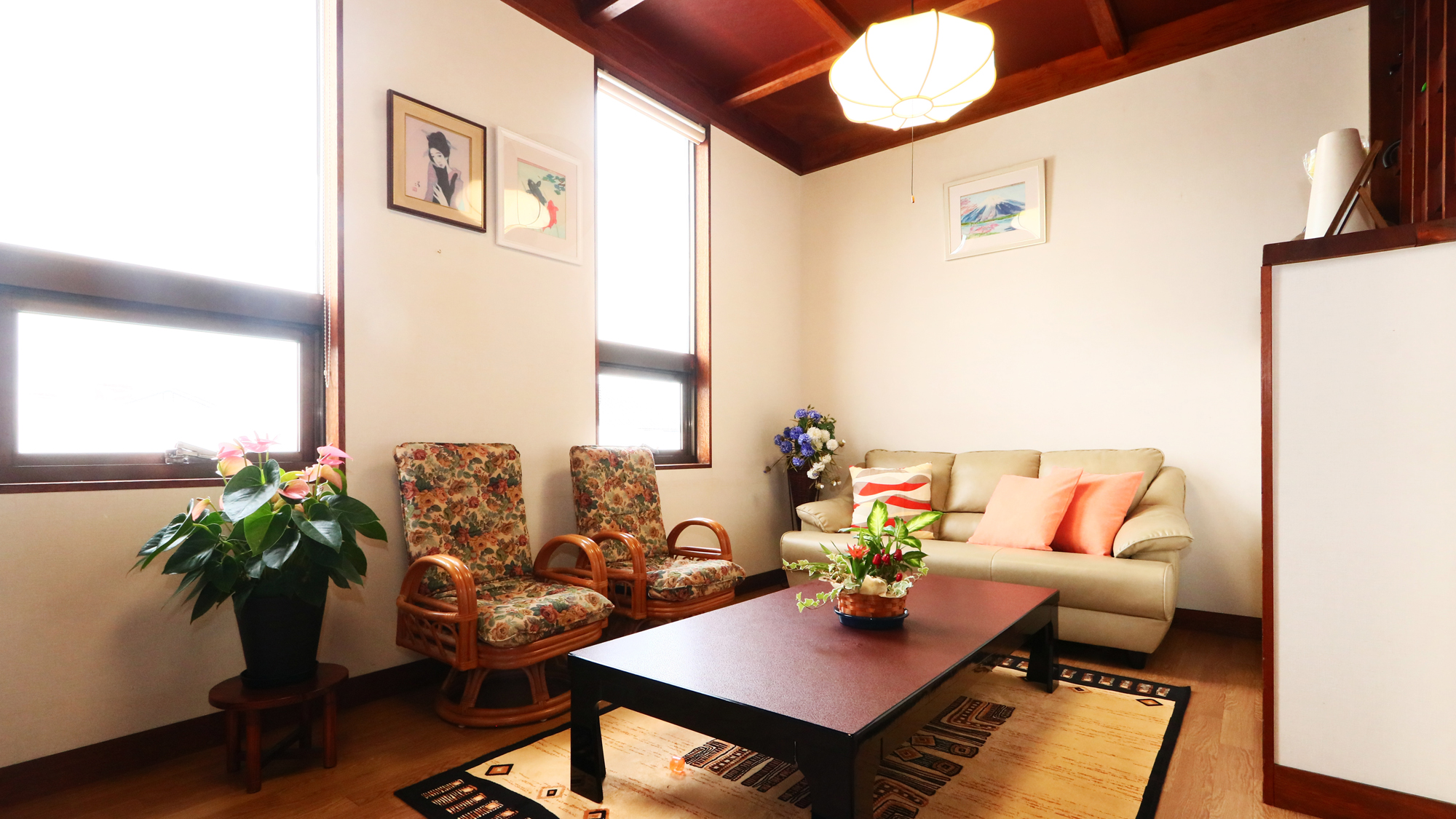 明るい光が差し込んだロビー*