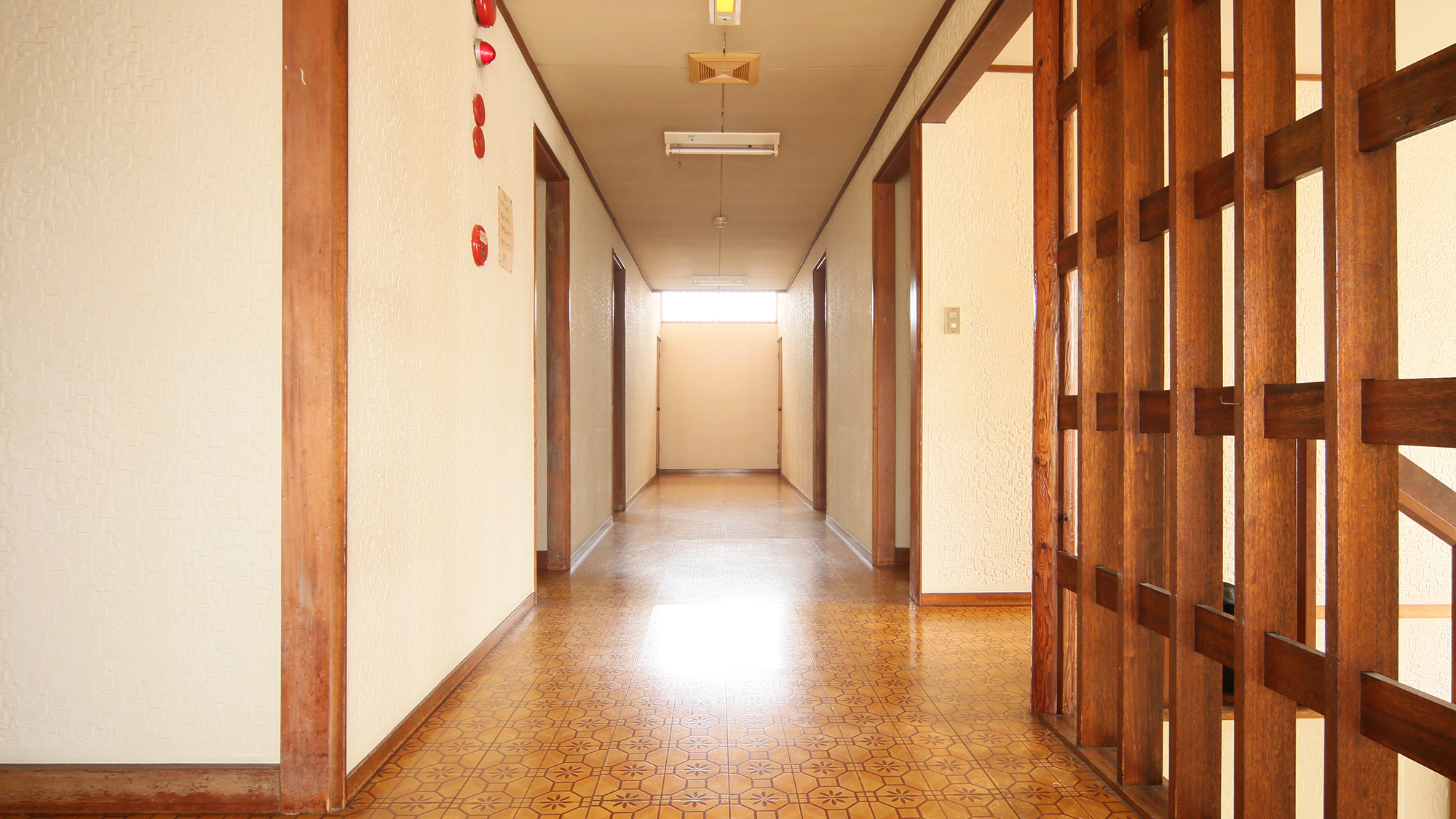 落ち着いた色合いの館内です。*