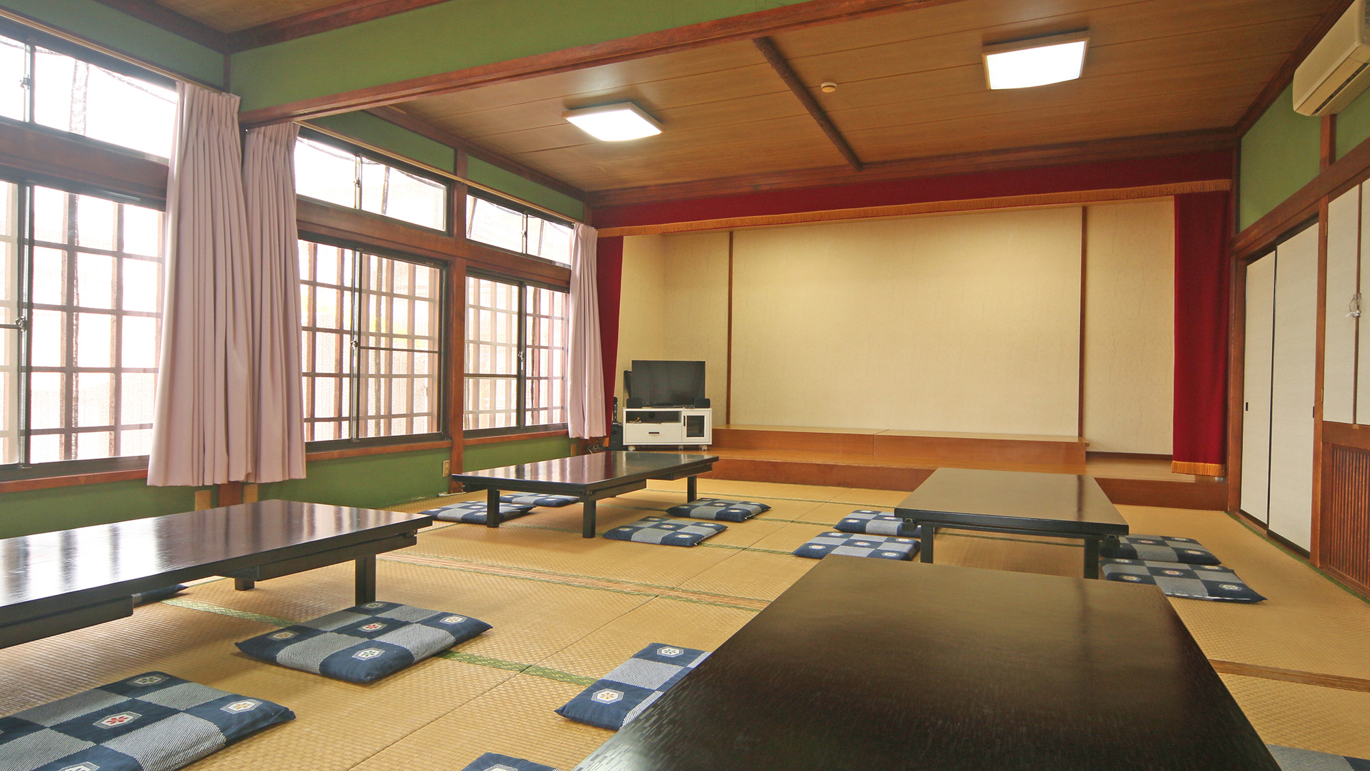 広い食事処で皆でわいわい♪*