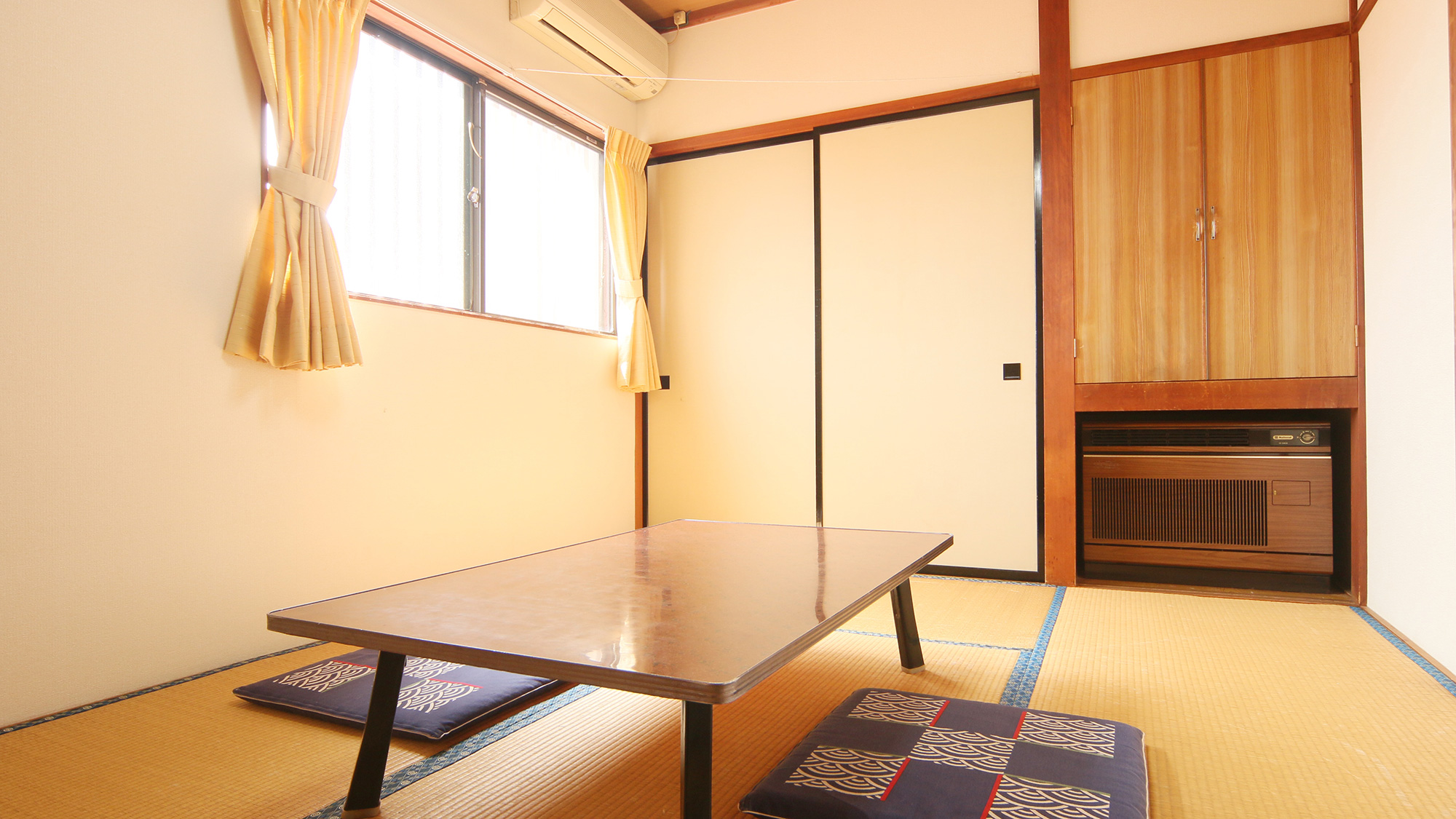 ごろんと寛げるのんびりとした和室です。*