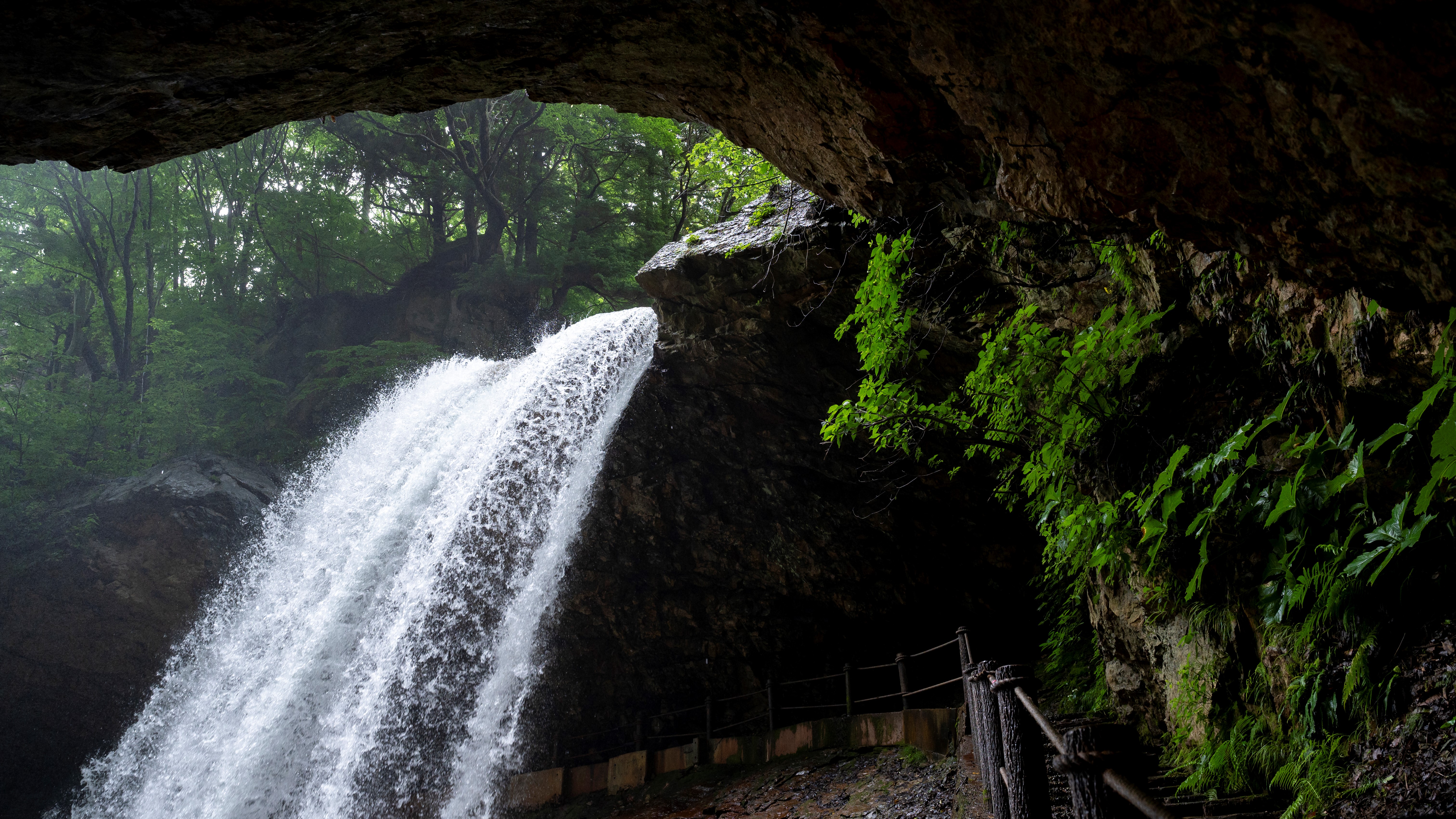 ■当館よりお車10分ほどにある雷滝。裏から見れる滝「裏見の滝」