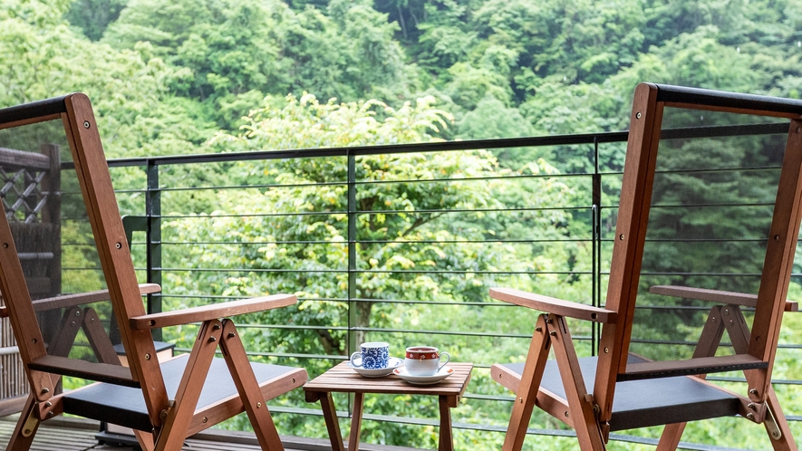 ■藤　松川渓谷の深緑に囲まれて、専用テラスでゆっくりと時間を過ごす