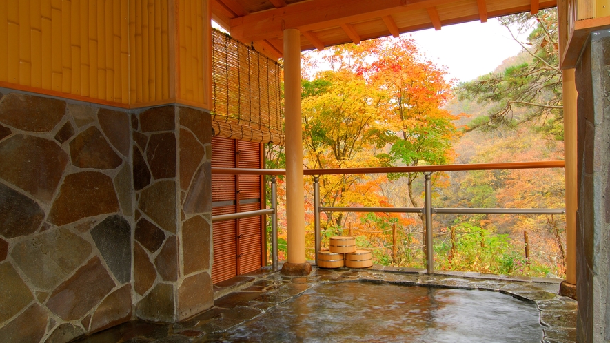 ■露天風呂　透明なお湯に映る紅葉。360度「松川の秋」を満喫する露天風呂。