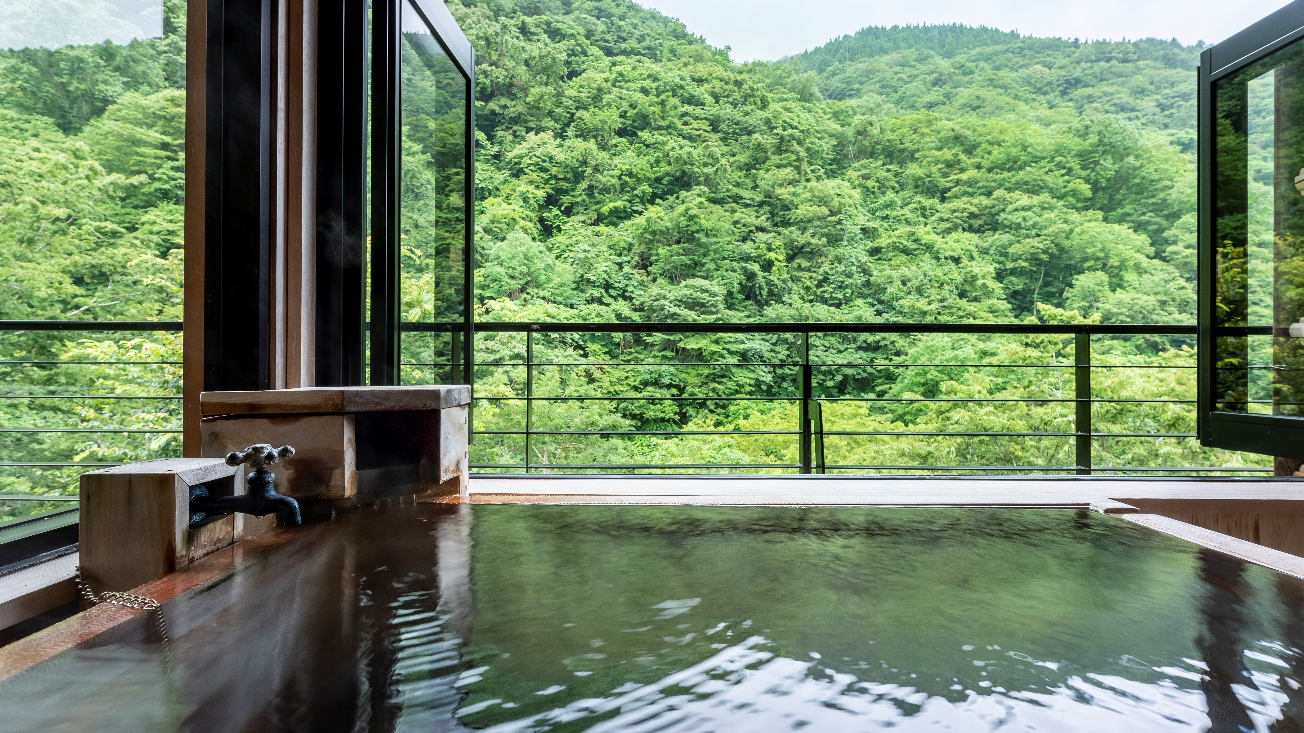 ■藤　松川渓谷の深緑に囲まれて、心から寛ぐ露天風呂