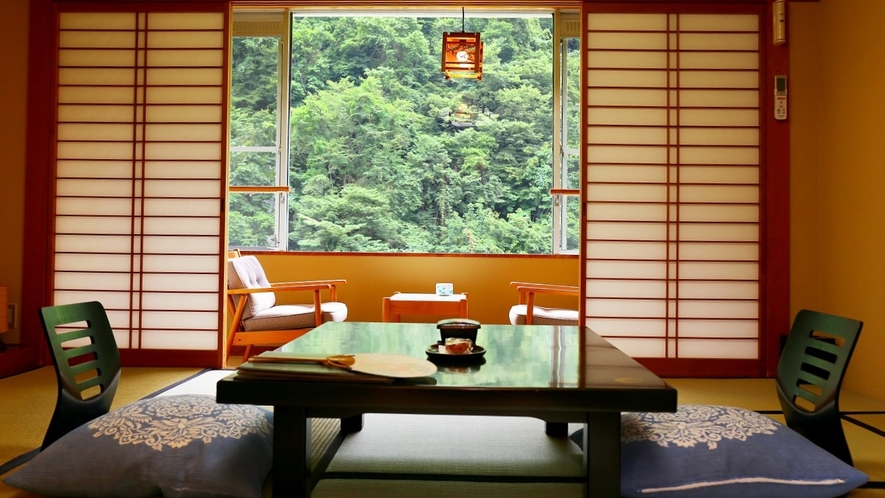 ■和室10畳次の間4.5畳　窓からの新緑が爽やかで心地良い