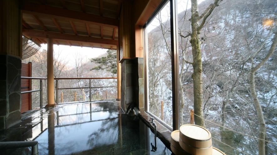 ■露天風呂　幻想的な雪景色と凛とした冬気が心地よい