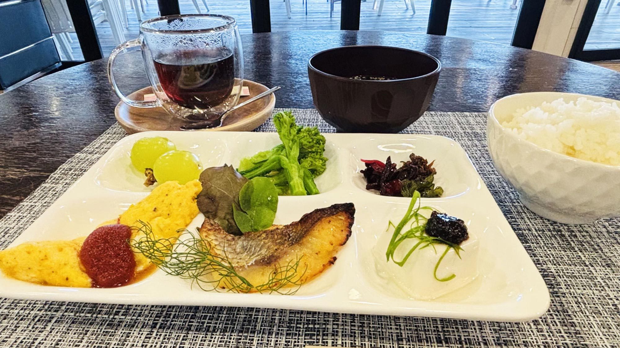 【朝食付】地元の味を楽しむ朝食で一日のスタートを！（朝食／温泉入浴券付）