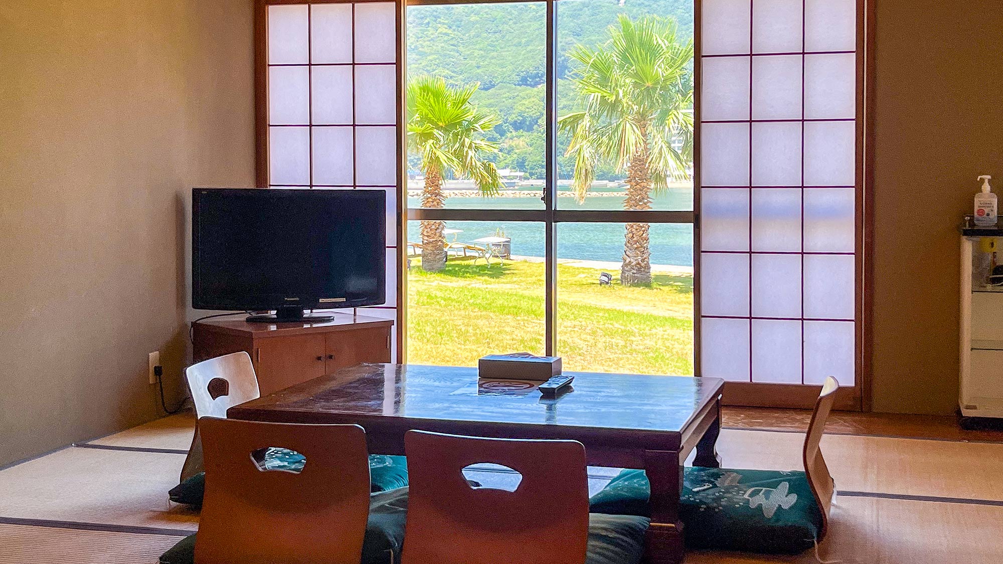 ・【8号和室】障子を開けて、絶景と潮風を感じる至福のひととき