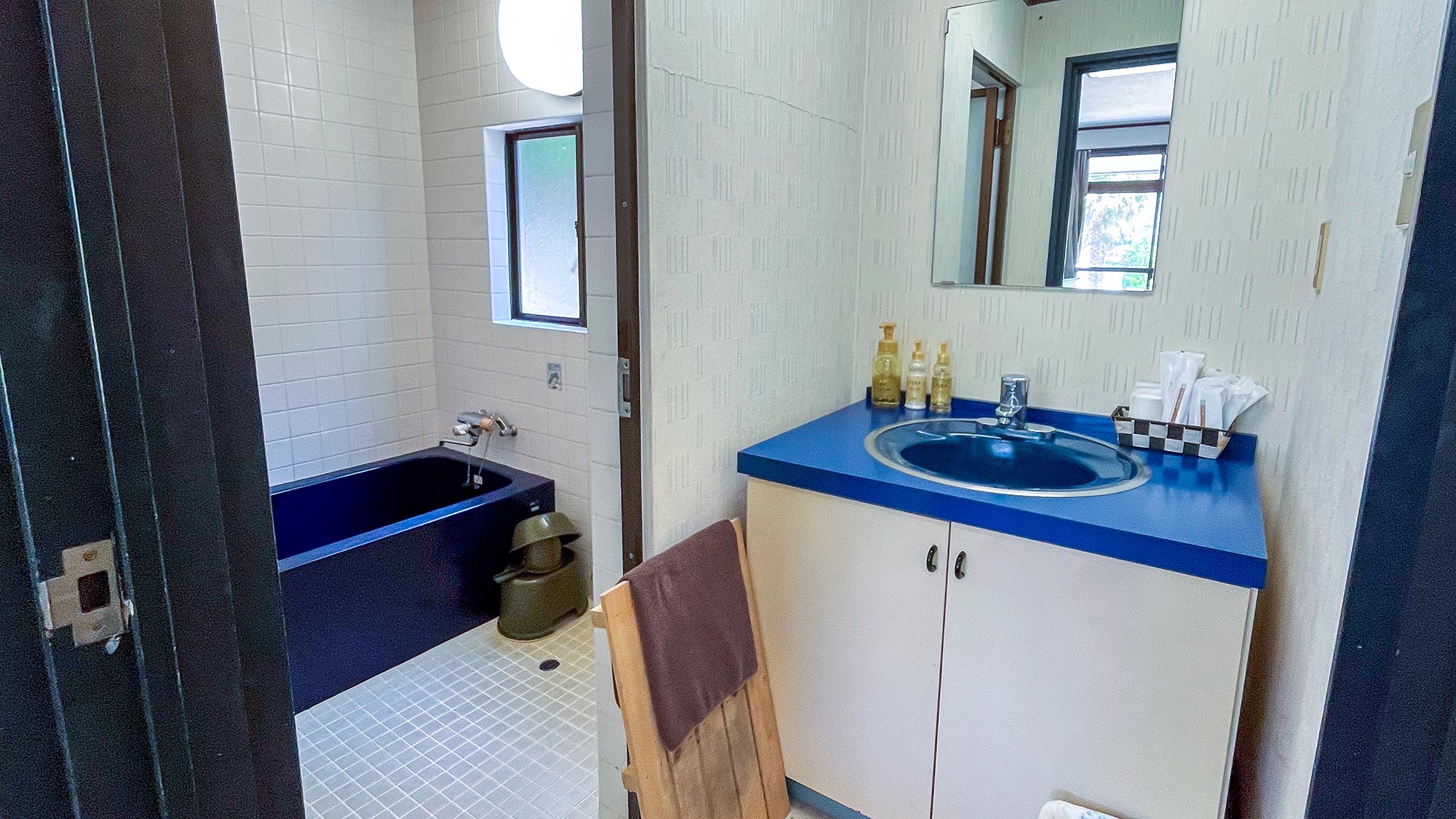 ・【2号和洋室】広々洗面台で快適身支度。アメニティも充実