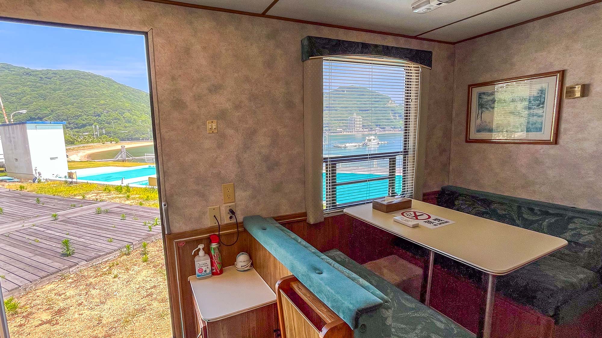 ・【トレーラーハウスB】海を眺めながら食事を。開放感あふれる特別なダイニング