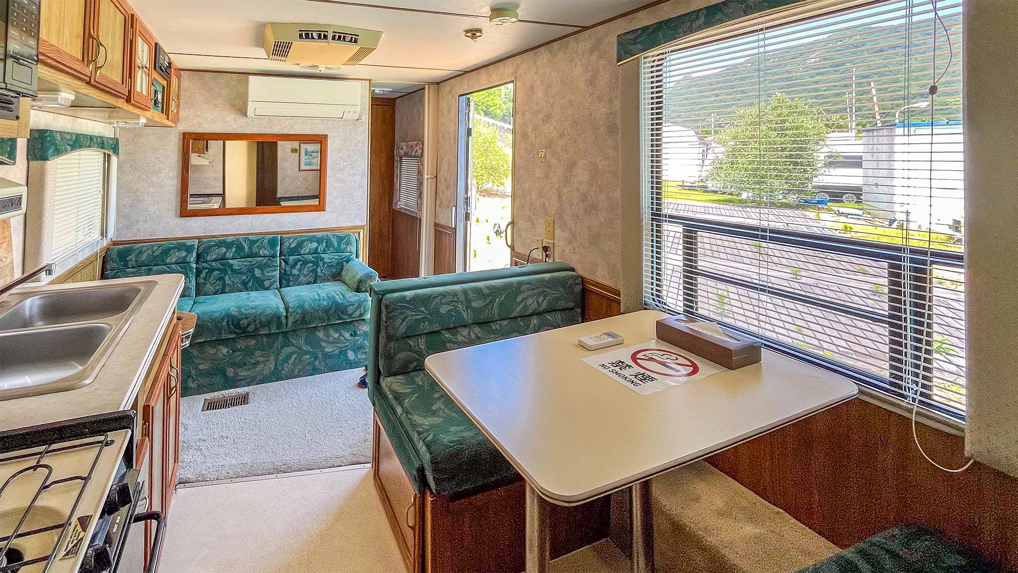 ・【トレーラーハウスB】コンパクトながら快適。トレーラーハウスで非日常体験