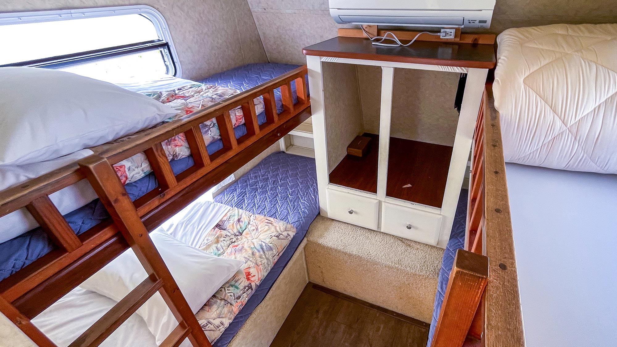 ・【トレーラーハウスA】仲間と語らう。二段ベッドで過ごす特別な夜