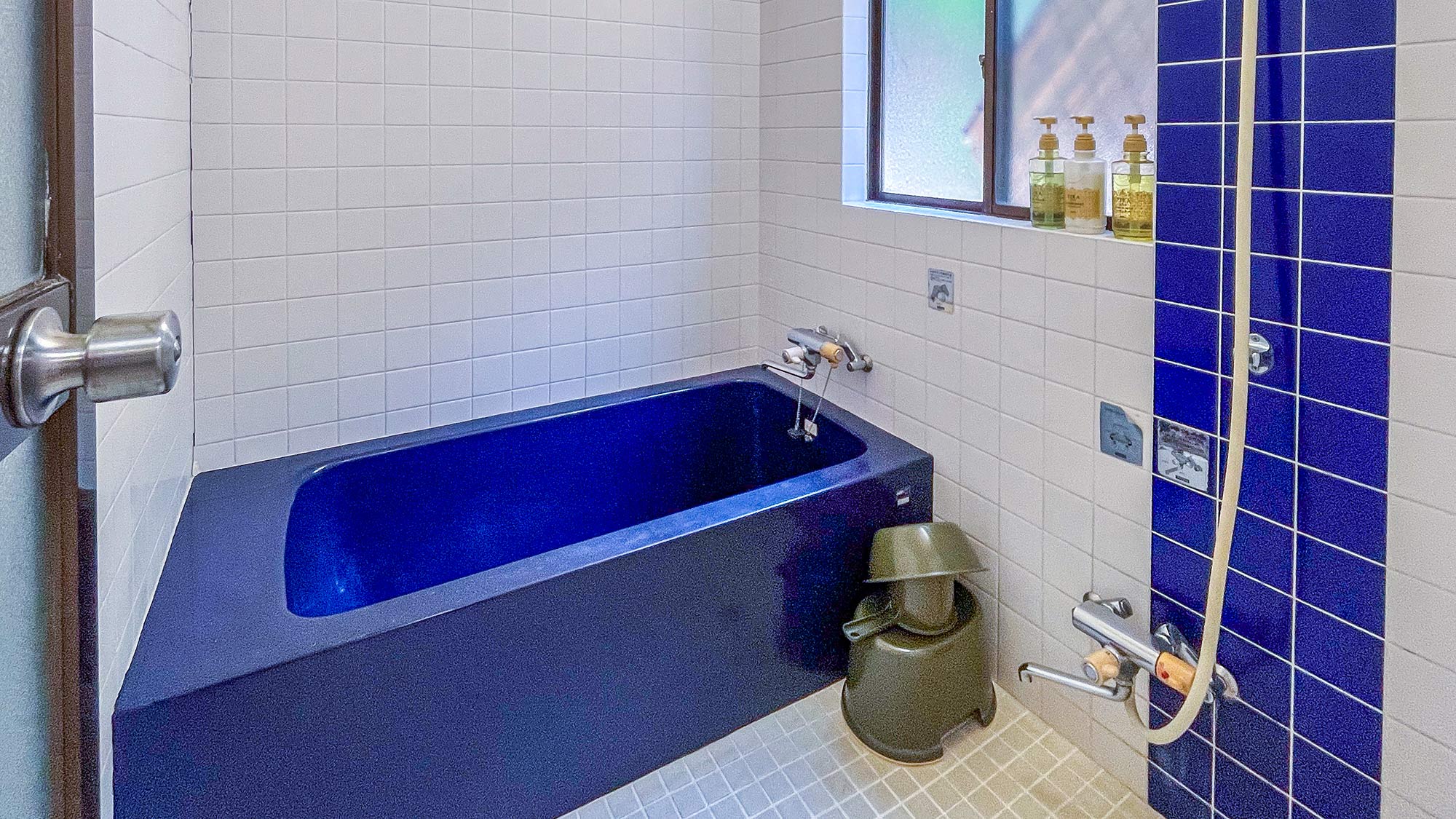 ・【2号和洋室】爽やかな青が心地よい、リラックスできるバスタイムを