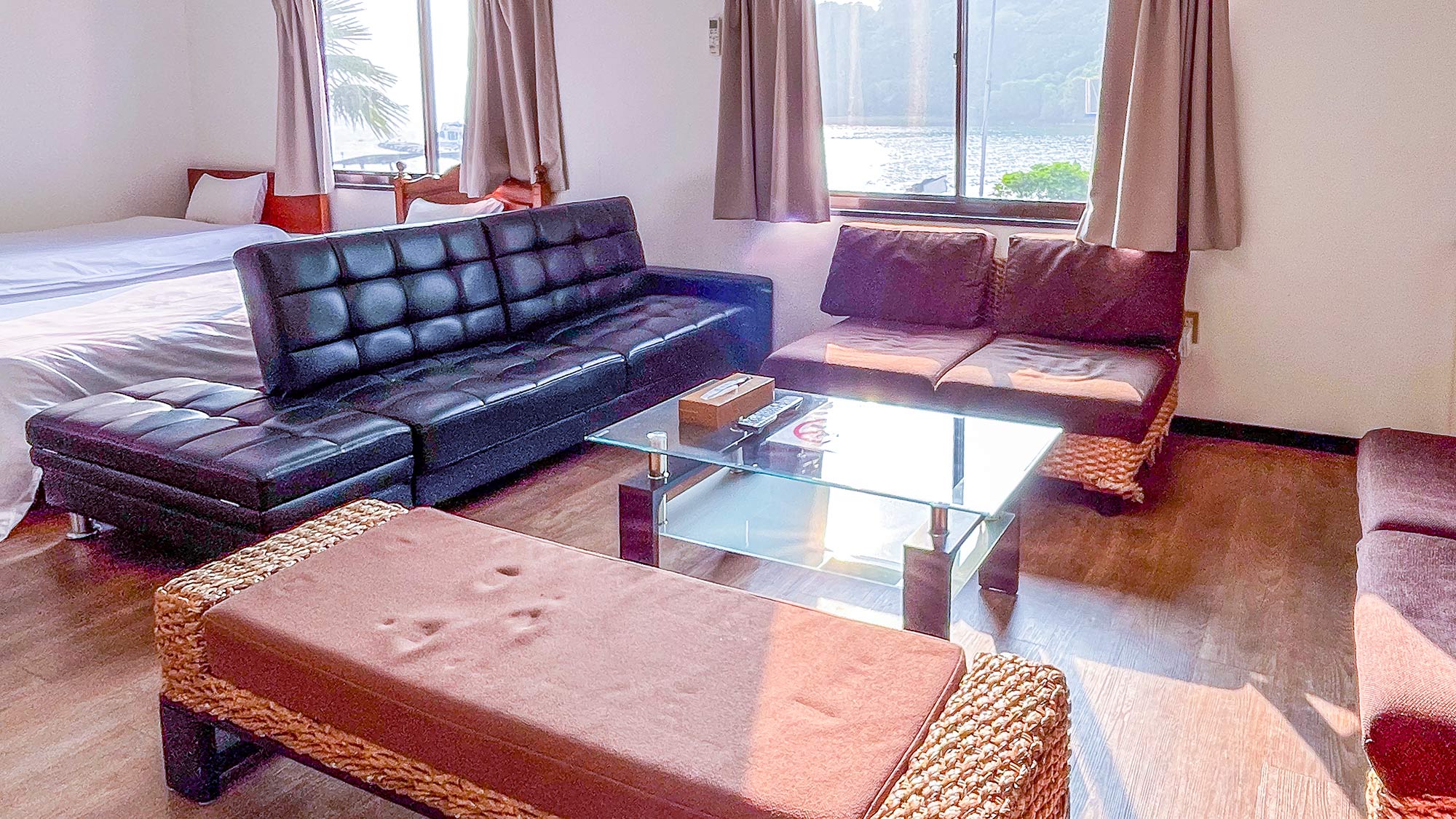 ・【6号洋室】広々20帖洋室で、家族や友人と快適ステイ