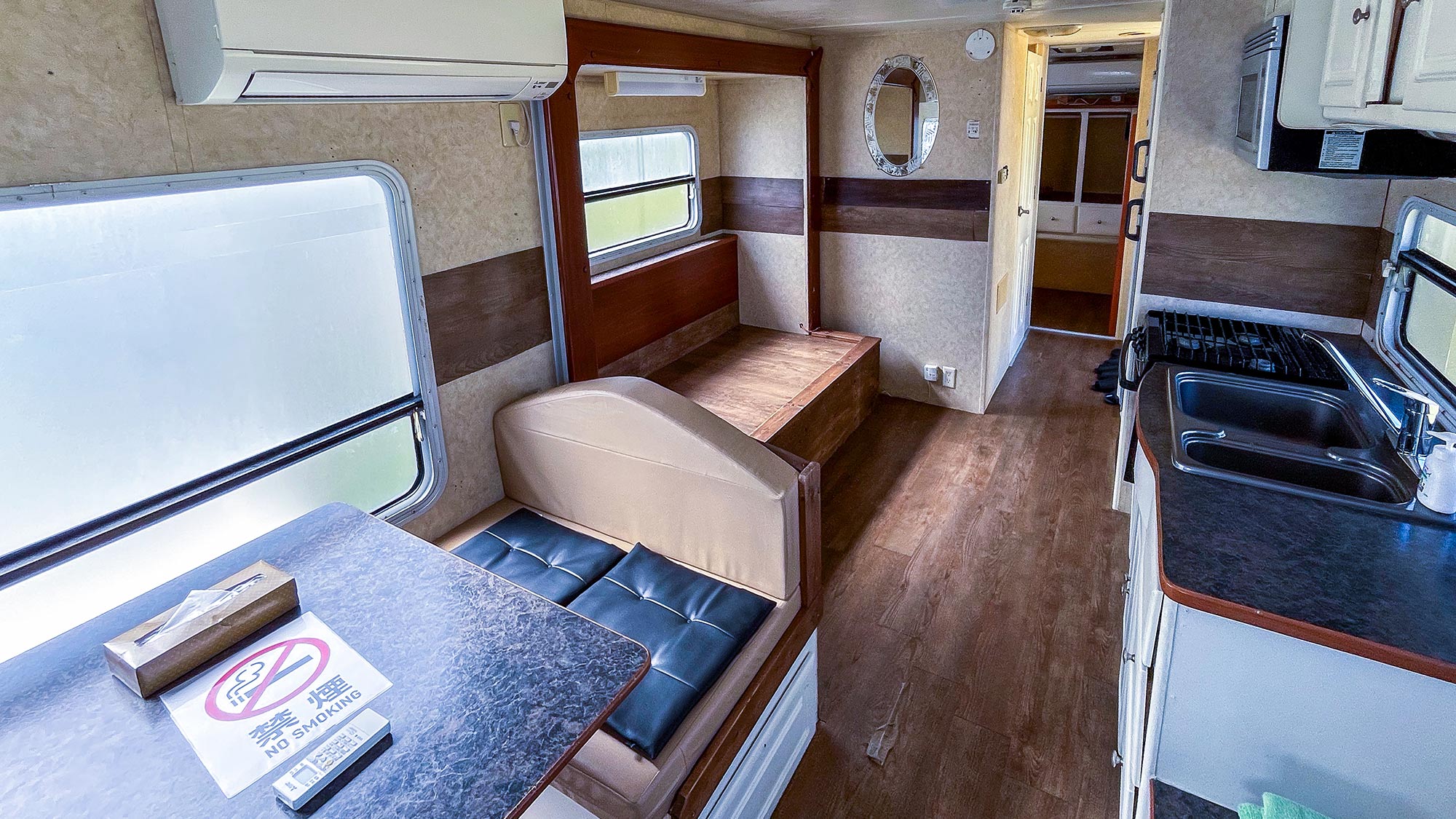 ・【トレーラーハウスA】コンパクトながら機能的。トレーラーハウスで新しい旅の形を