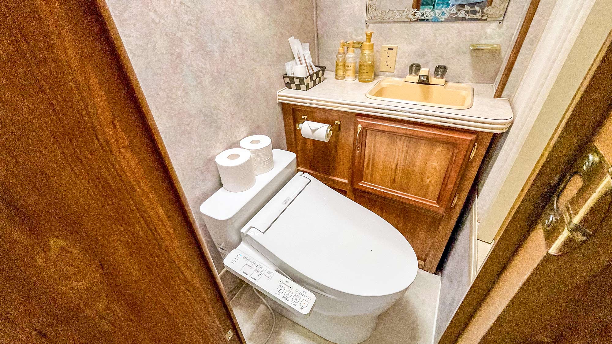 ・【トレーラーハウスB】こだわりの設備。トレーラーハウスでも快適な温水洗浄便座付きトイレ