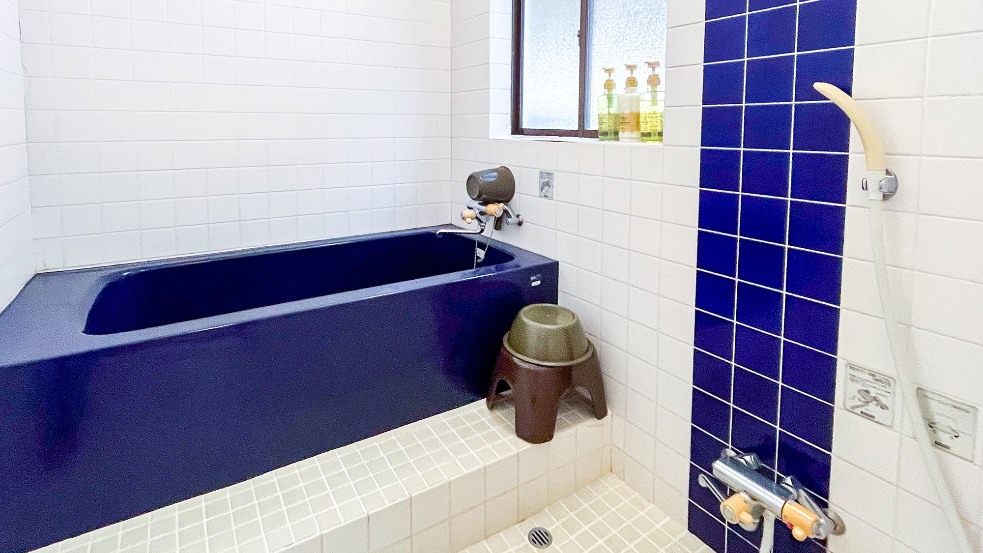 ・【3号和洋室】青と白のコントラストが美しい、清潔感あふれるバスルーム