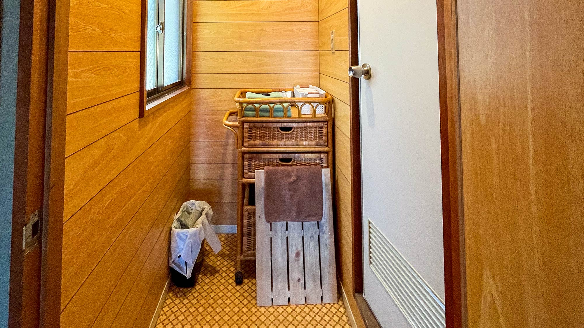 ・【8号和室】陽光差し込む清潔空間。快適な脱衣所で身支度