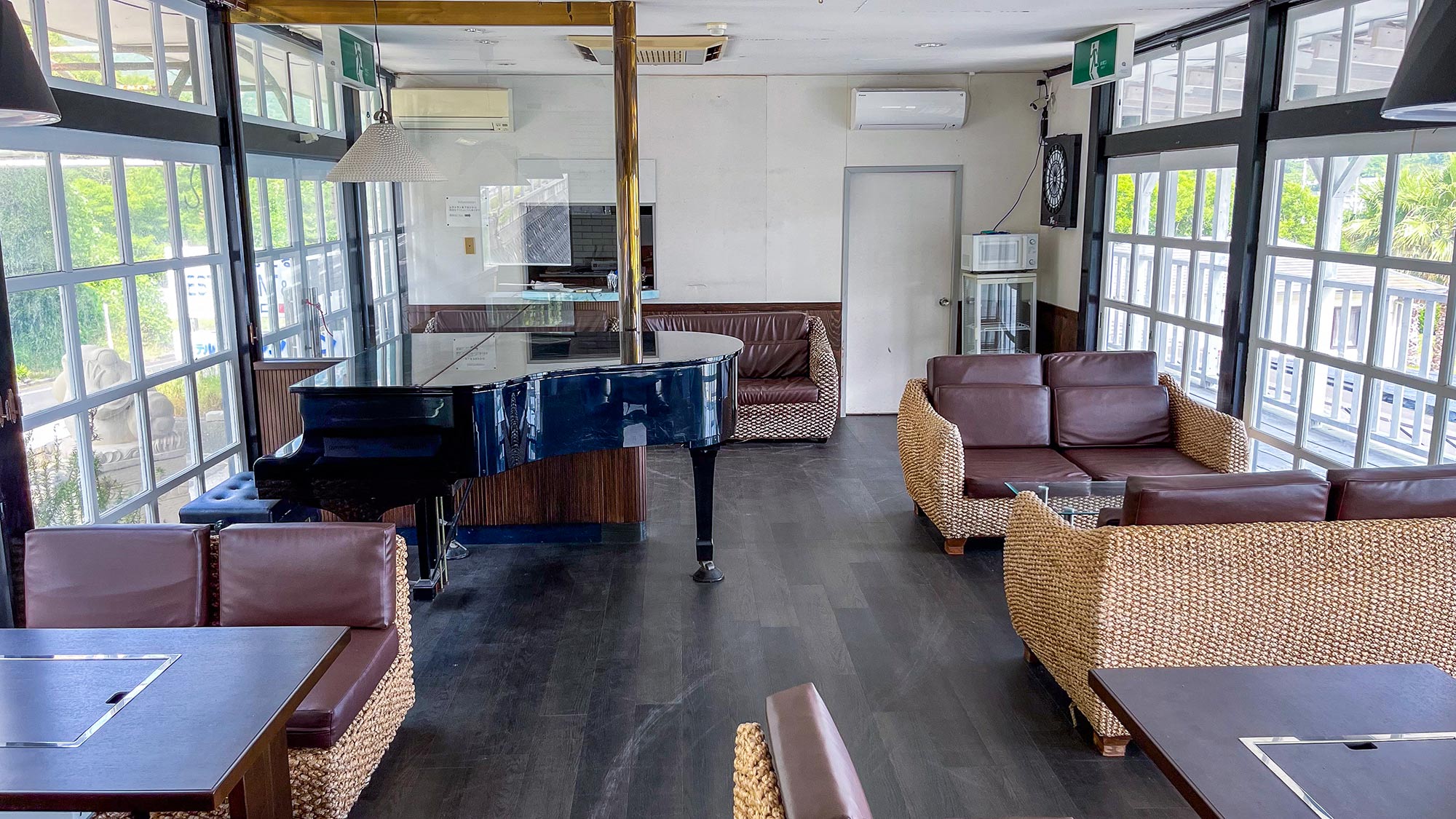 ・【2階スペース】開放的な空間で海を眺め、心ゆくまでリラックス