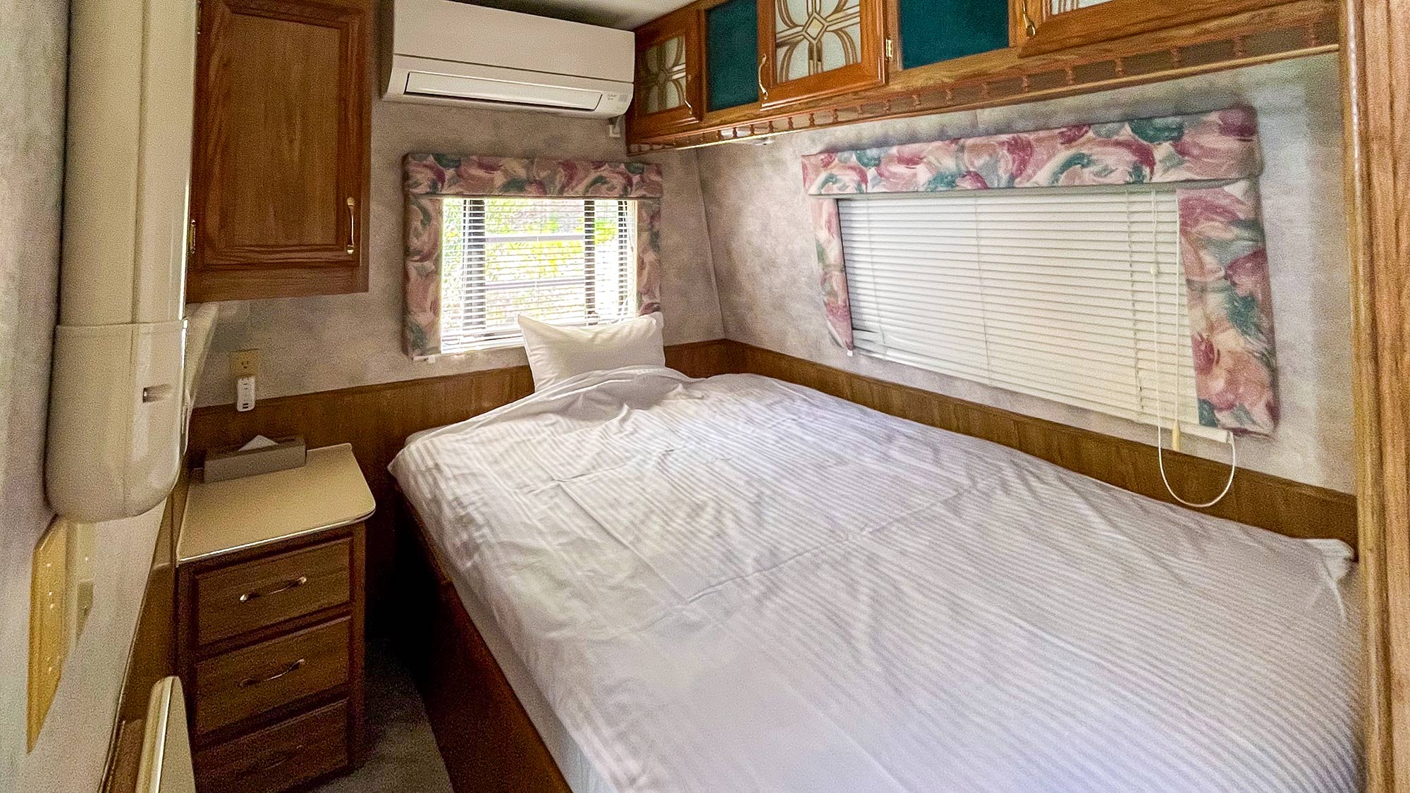 ・【トレーラーハウスB】窓からの光が心地よい。トレーラーハウスのシングルベッド