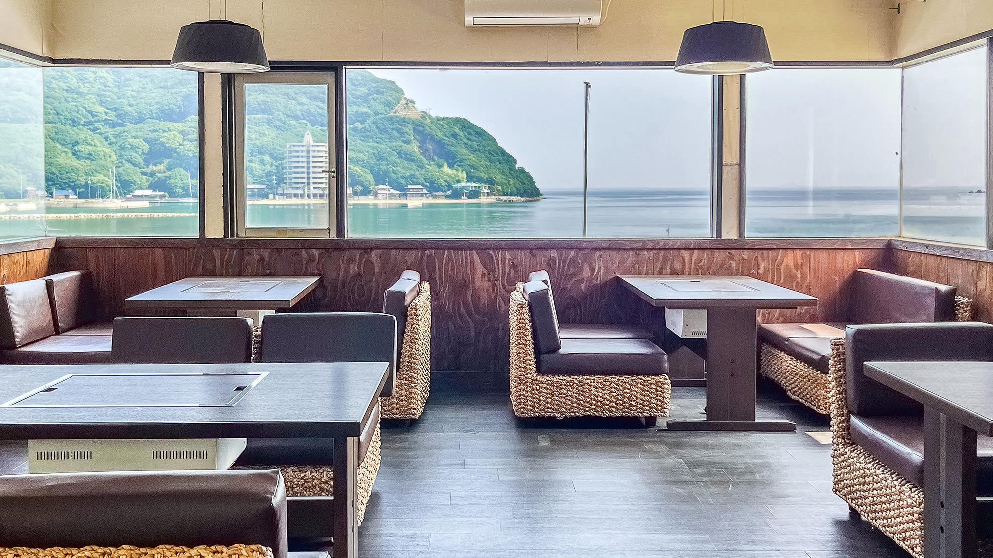 ・【2階スペース】目の前に広がる青い海。心癒される絶景フリースペース